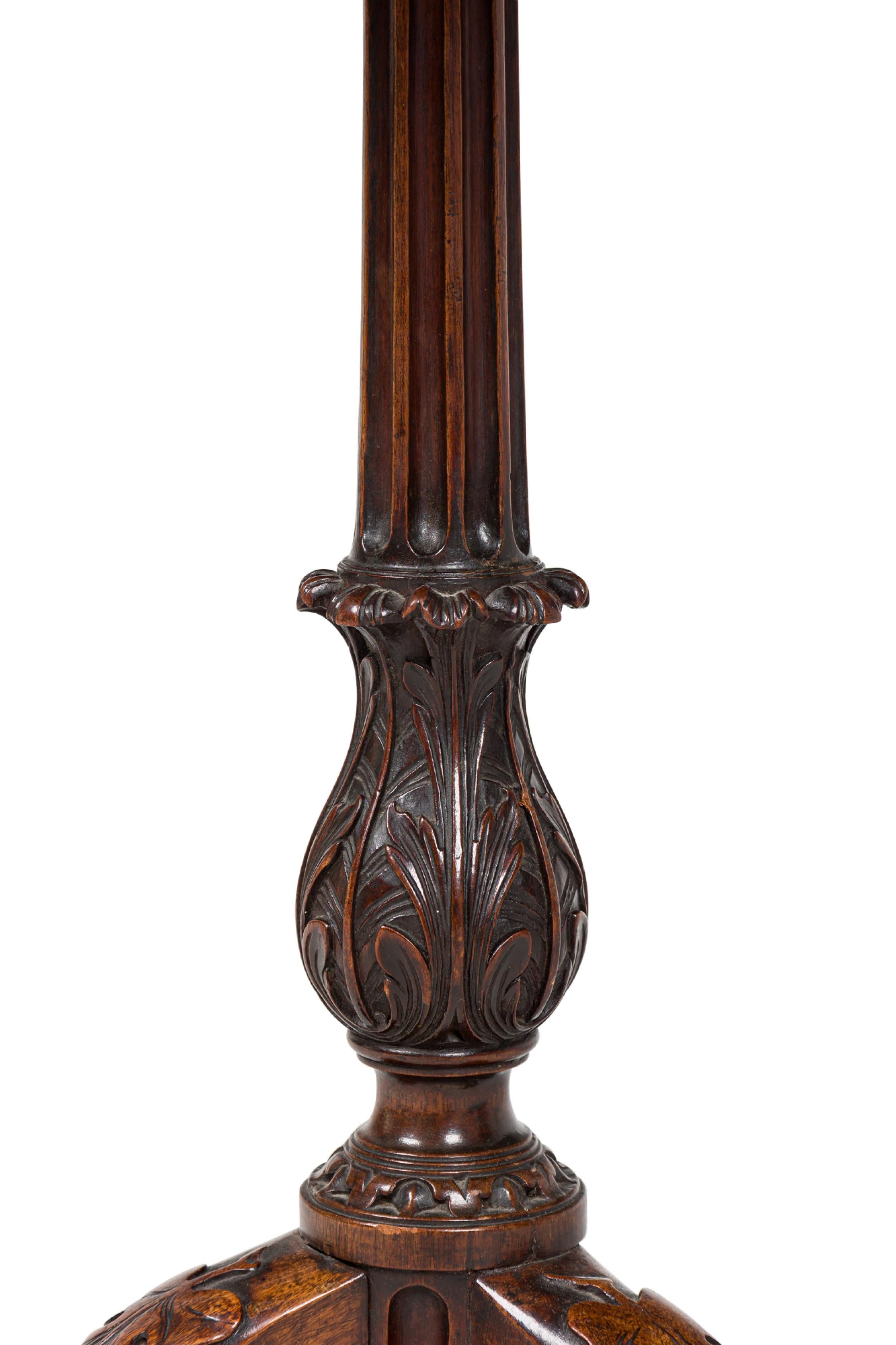 Acajou English George II Style Pie Crust Pedestal Side Table en vente