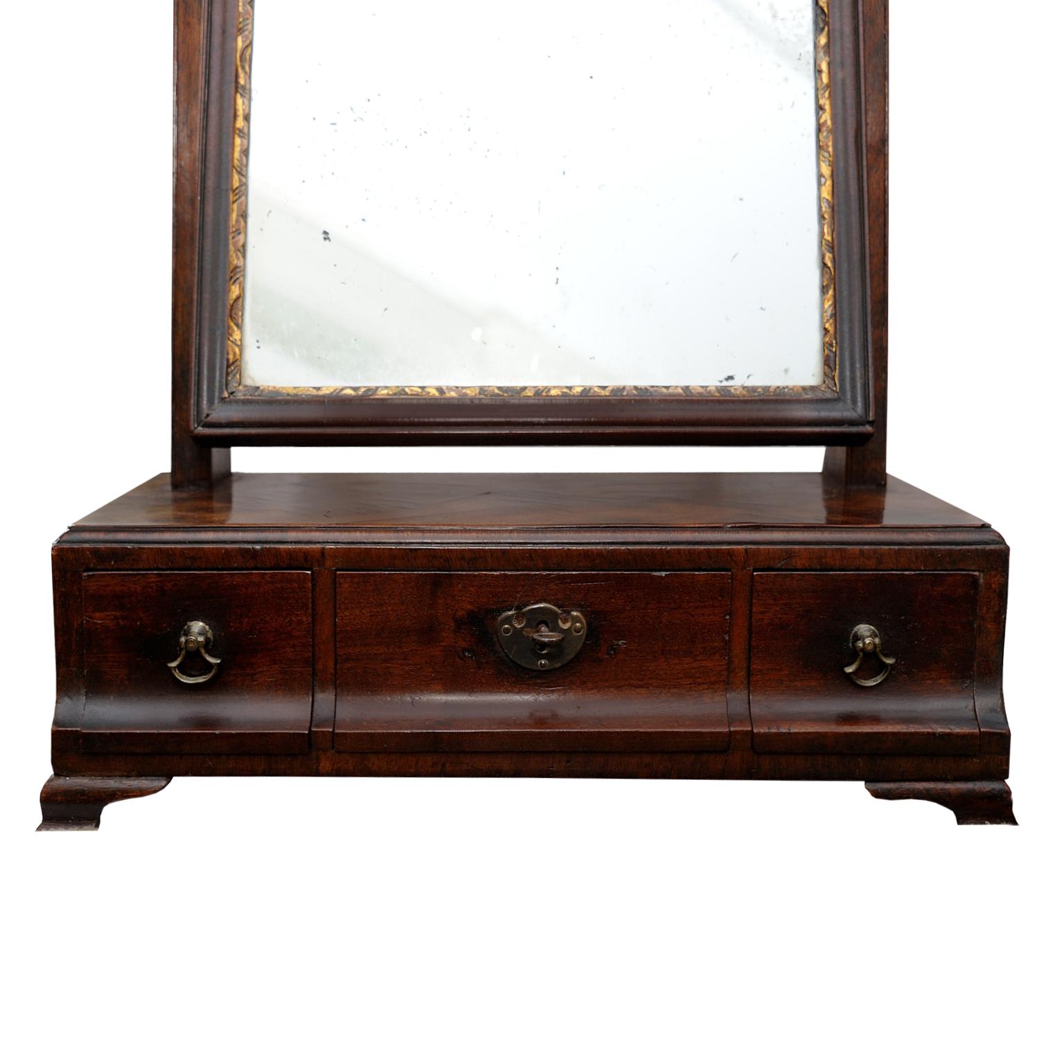 English George II Transitional Flame Mahogany Toilet Mirror, circa 1730 In Good Condition For Sale In Tetbury, Gloucestershire