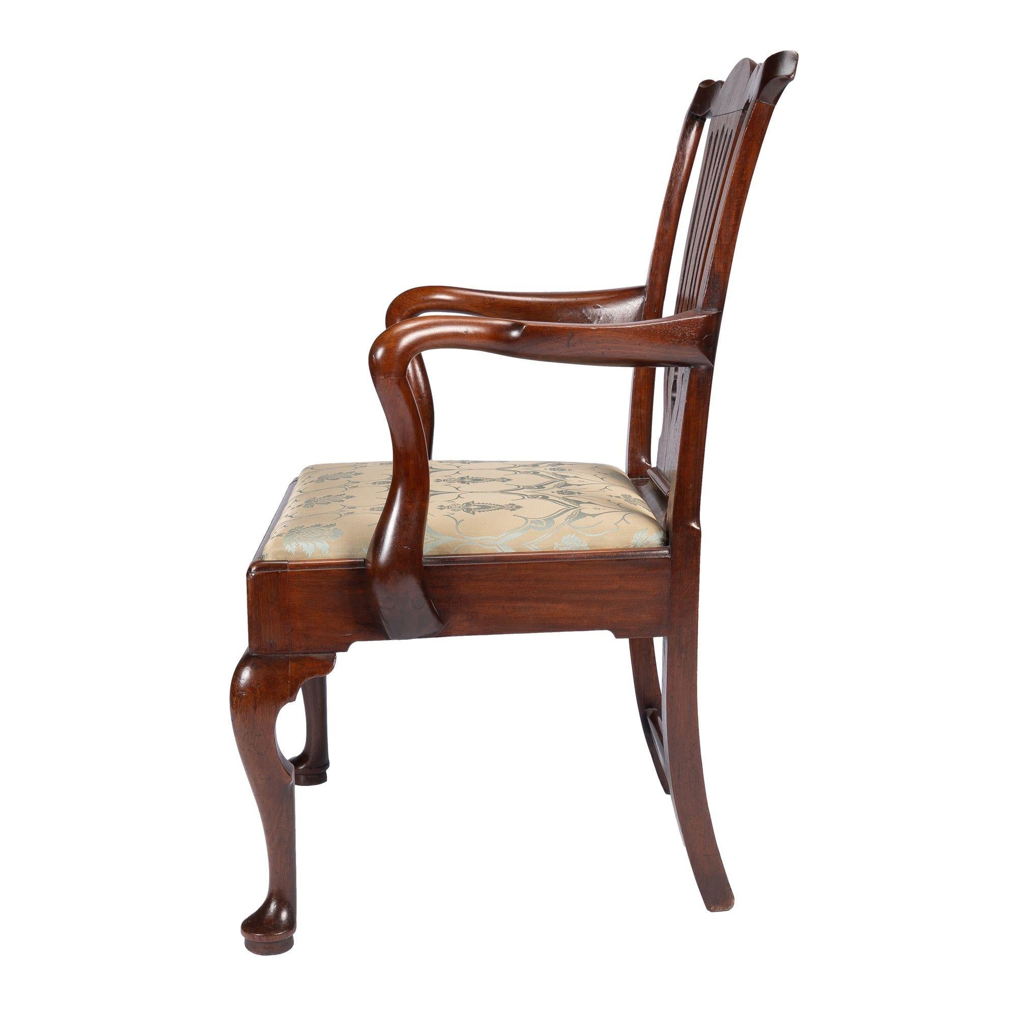 Englischer Sessel aus Nussbaumholz im George-II-Stil mit gepolstertem Sessel ohne Armlehne, um 1740 (George II.) im Angebot