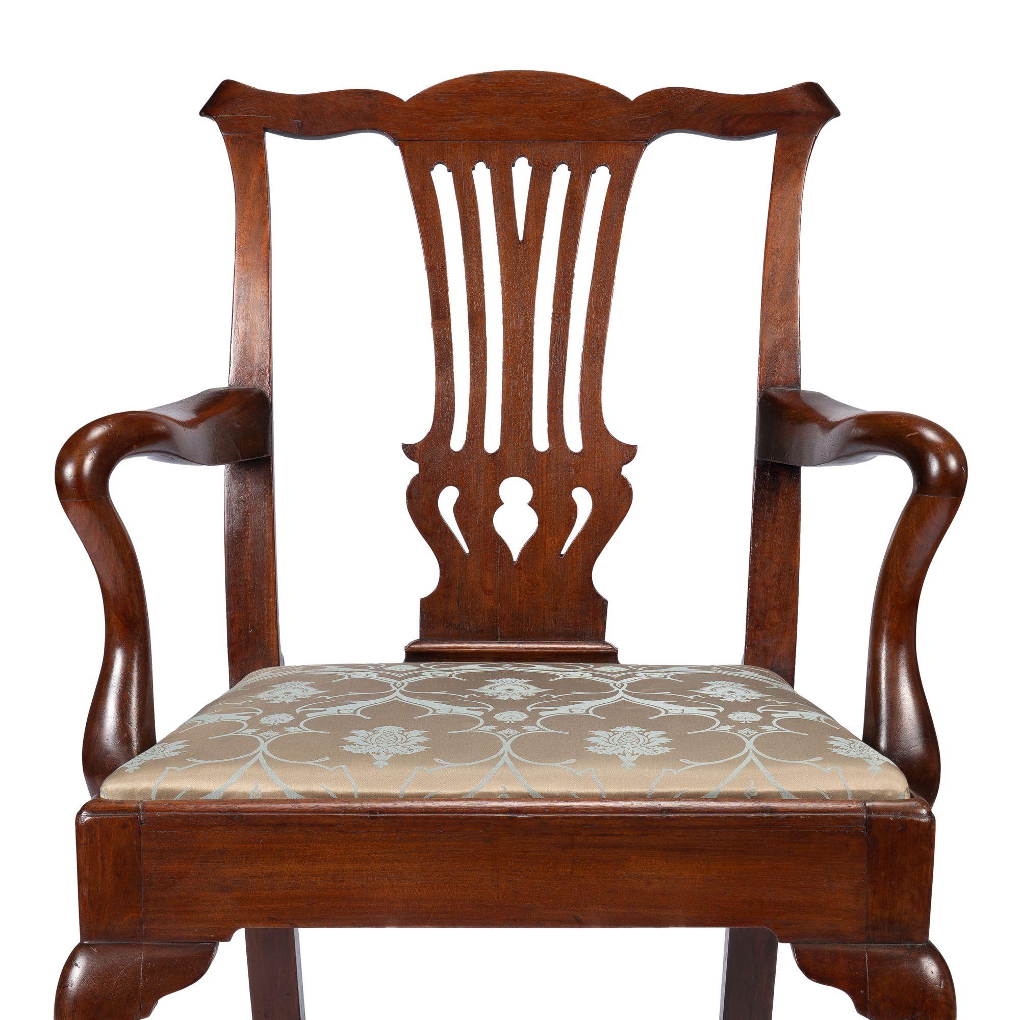 Englischer Sessel aus Nussbaumholz im George-II-Stil mit gepolstertem Sessel ohne Armlehne, um 1740 im Angebot 3