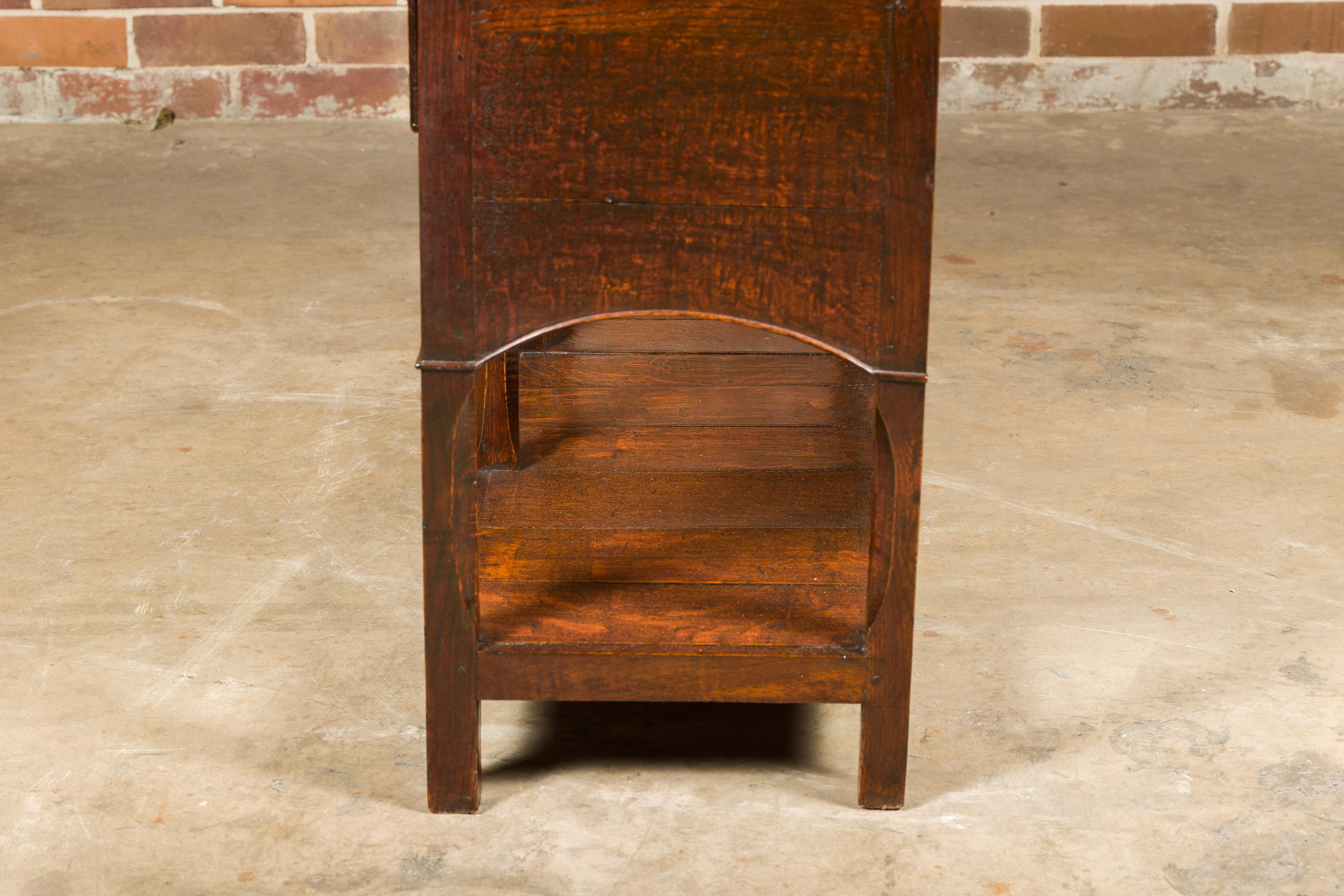 Base de commode en chêne anglais George III des années 1800 avec trois tiroirs et accents arqués en vente 9