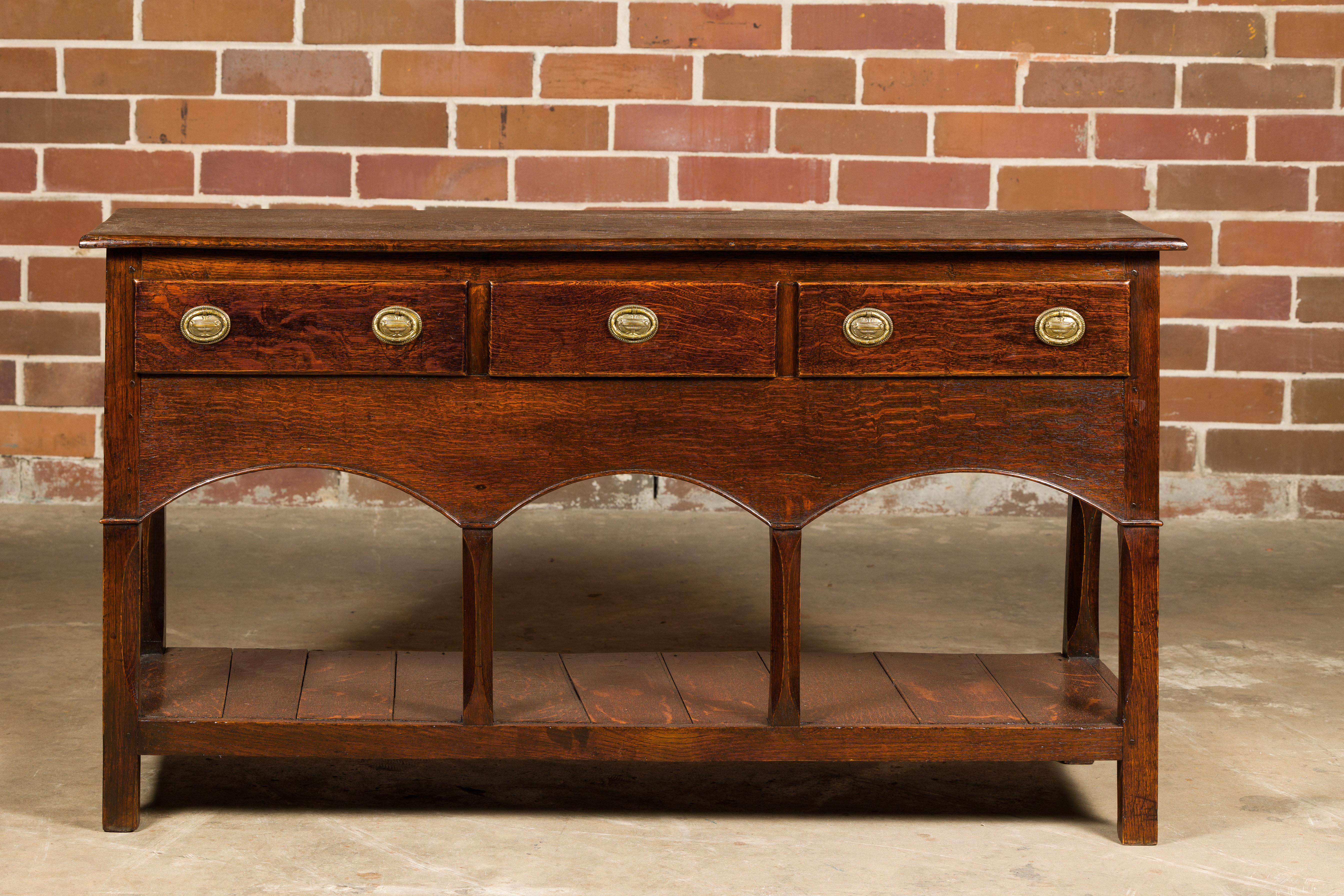 Anglais Base de commode en chêne anglais George III des années 1800 avec trois tiroirs et accents arqués en vente