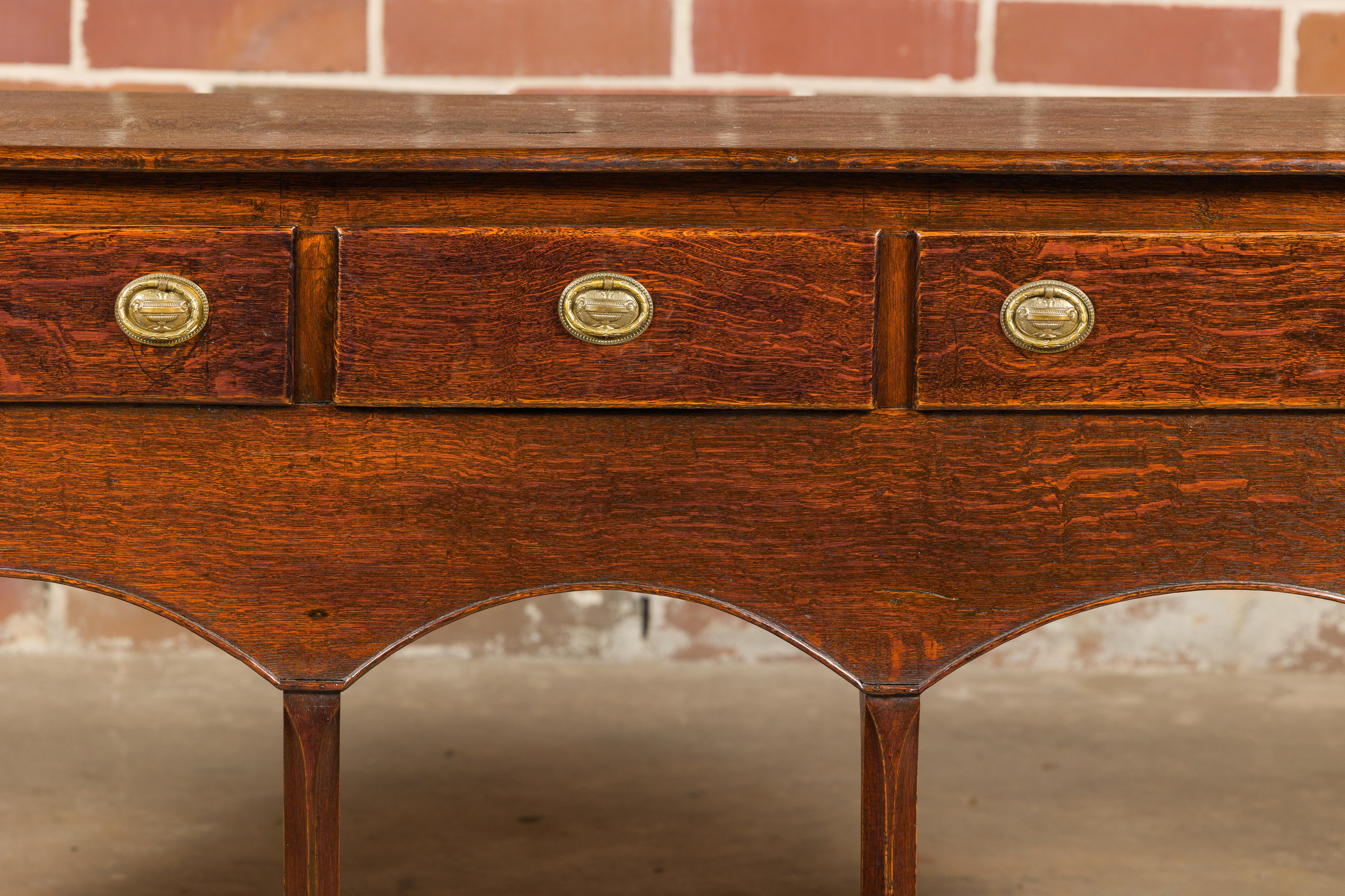 XIXe siècle Base de commode en chêne anglais George III des années 1800 avec trois tiroirs et accents arqués en vente