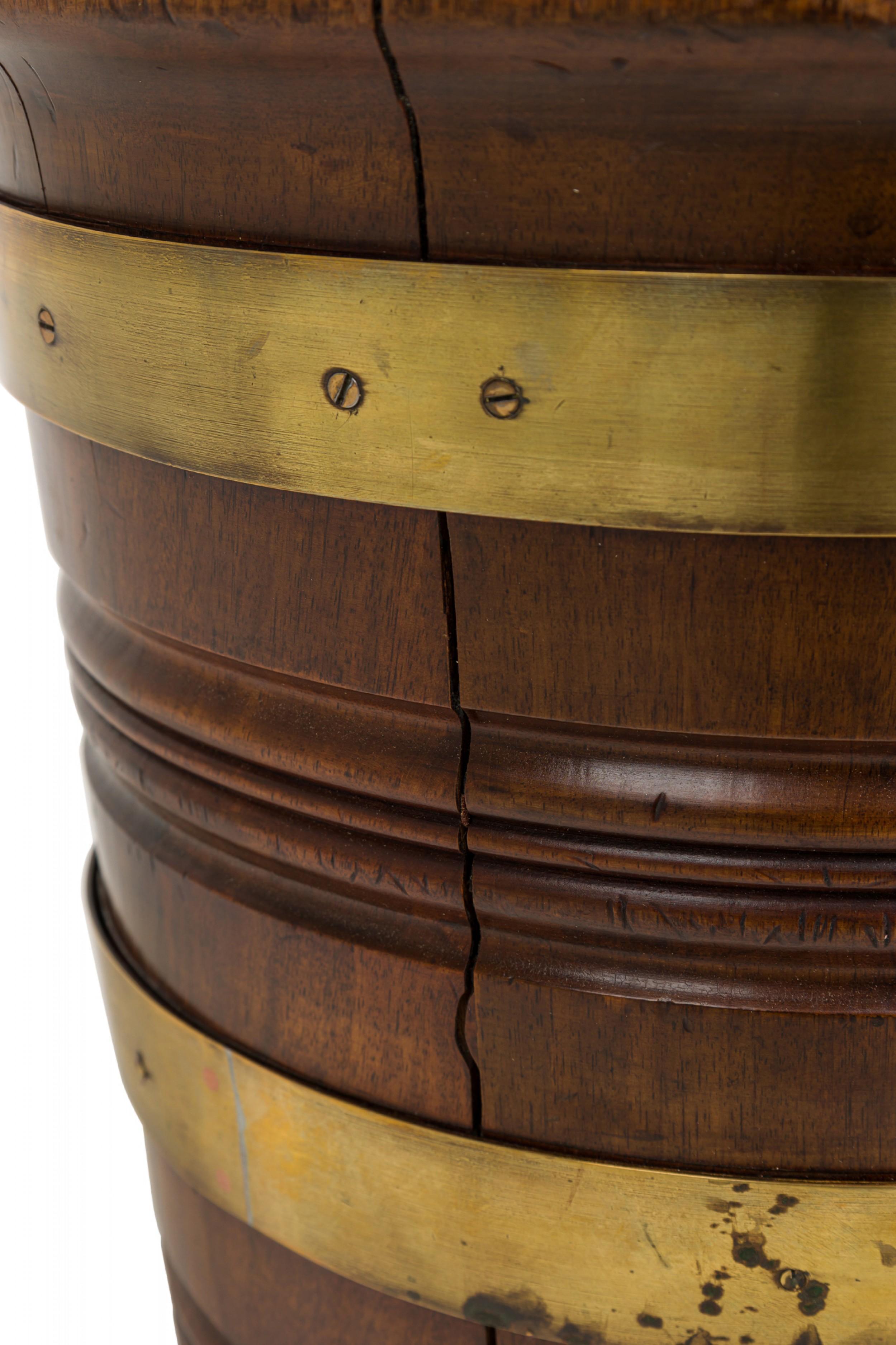 Secchio per torba inglese di Giorgio III in legno legato all'ottone In condizioni buone in vendita a Queens, NY