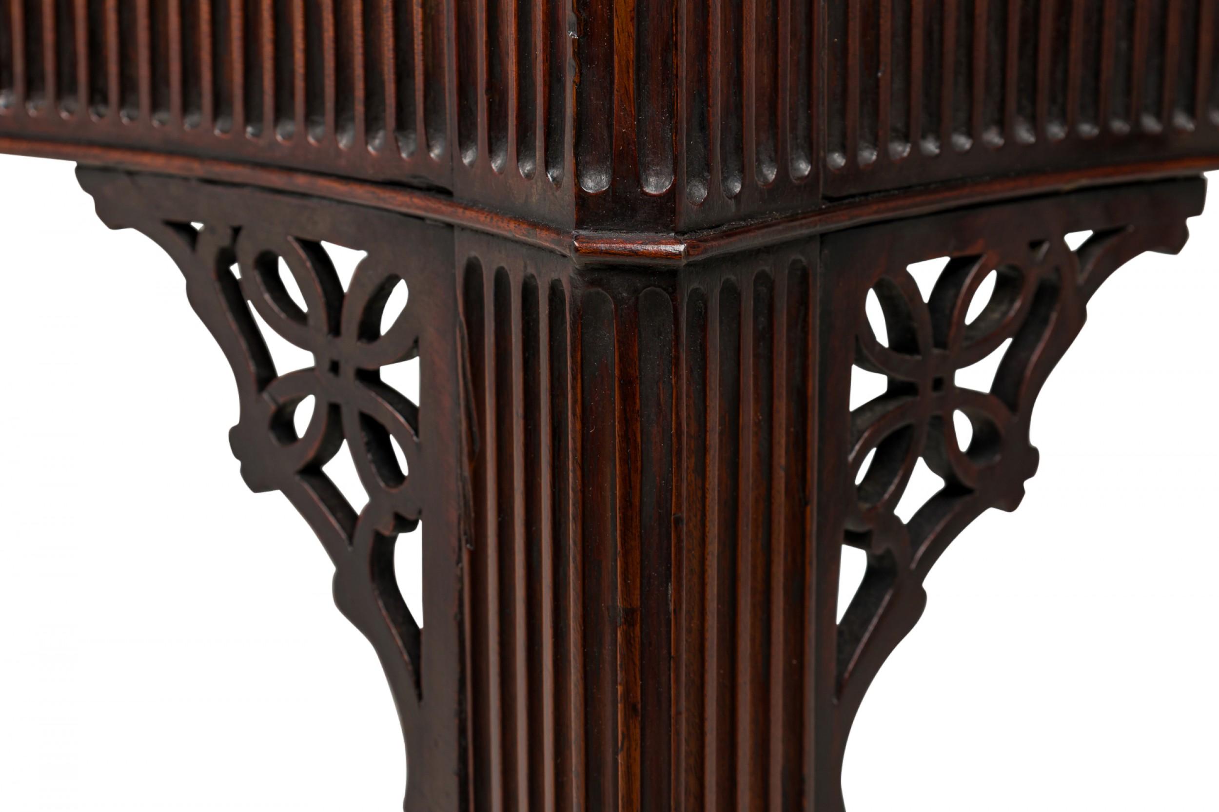 Englischer George III. Server/Konsolentisch aus geschnitztem und kanneliertem Holz im Angebot 4