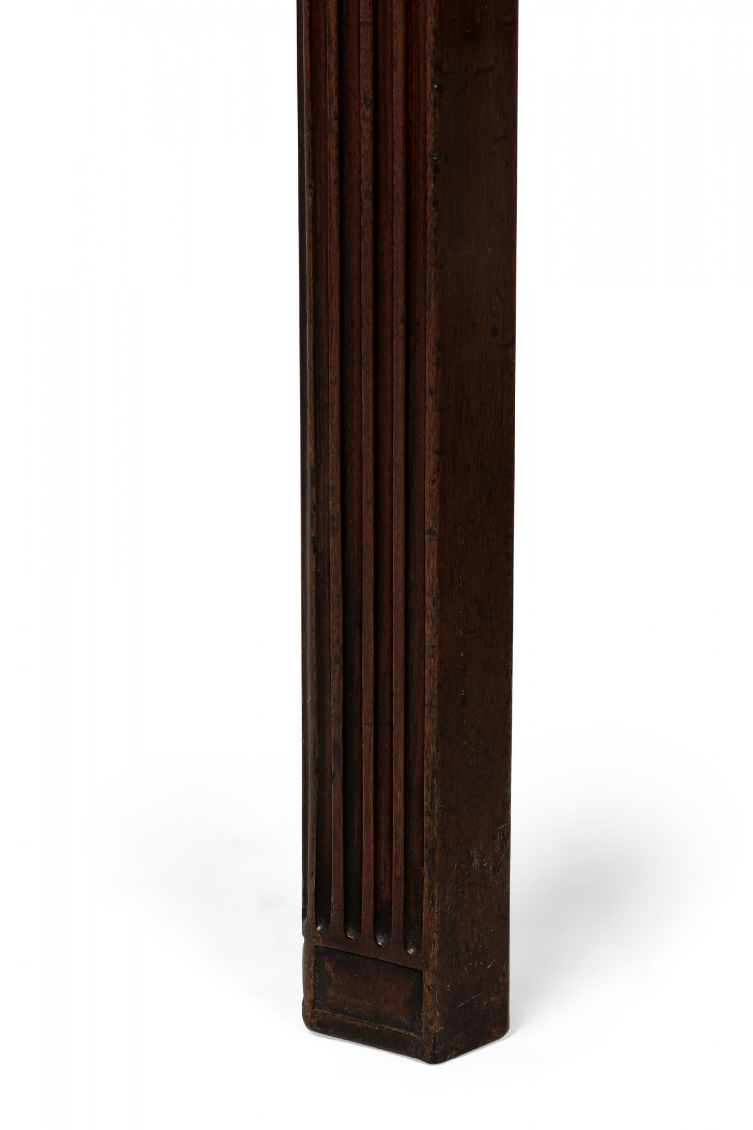 Englischer George III. Server/Konsolentisch aus geschnitztem und kanneliertem Holz im Angebot 6