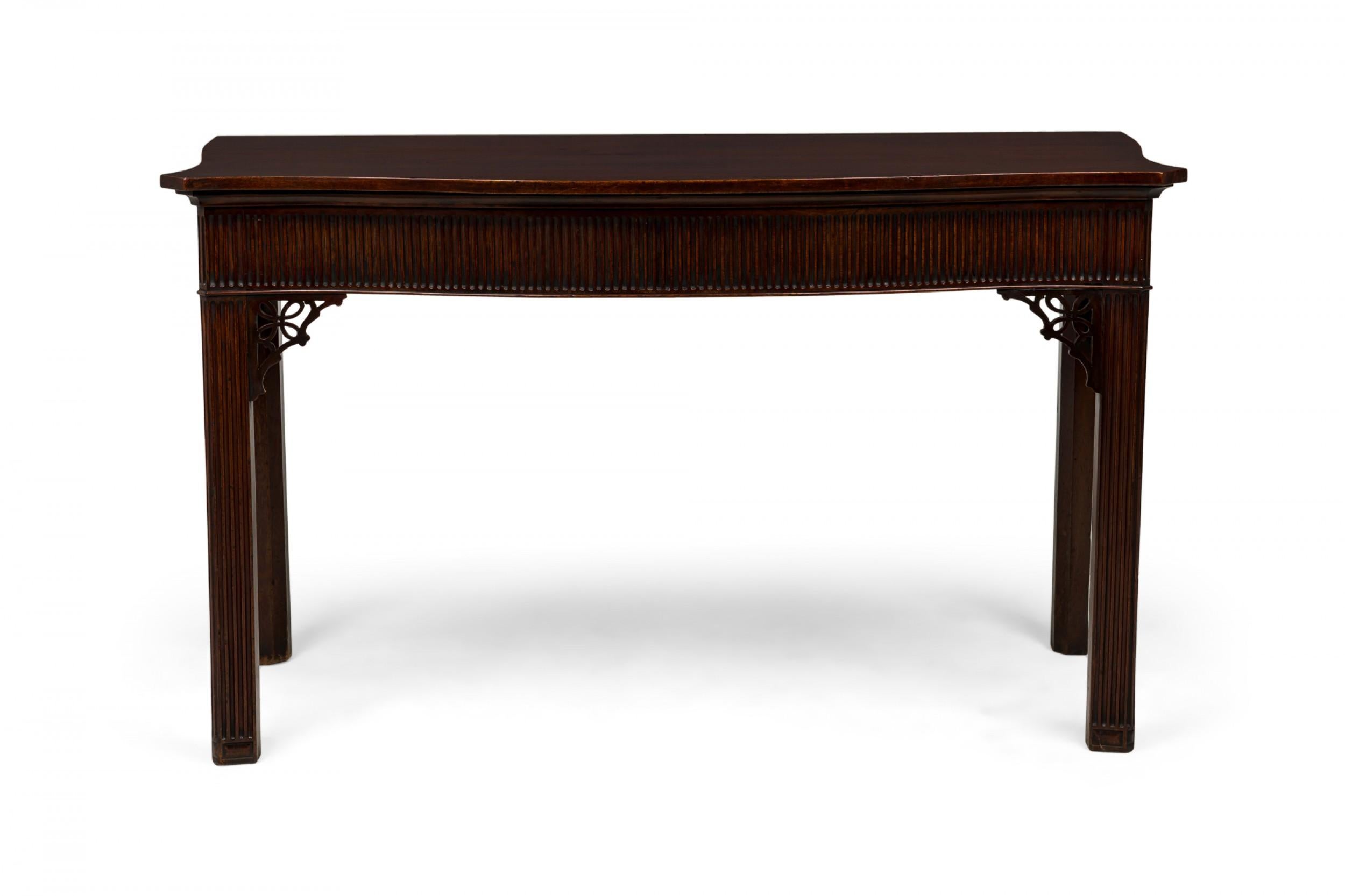 Englischer George III. Server/Konsolentisch aus geschnitztem und kanneliertem Holz (Britisch) im Angebot