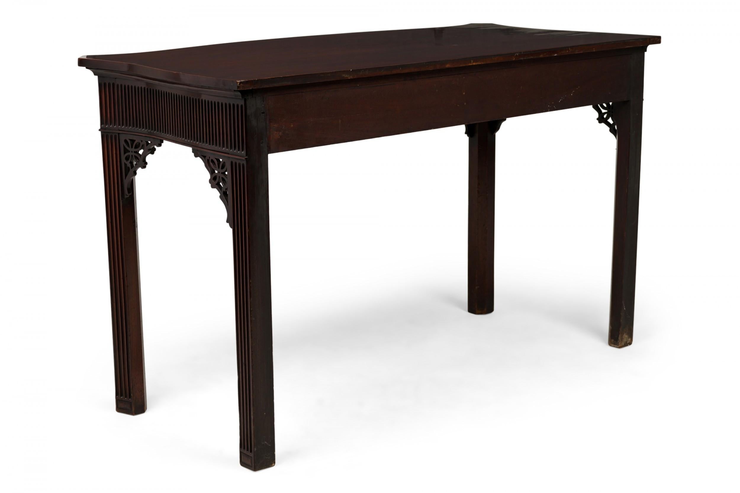 Englischer George III. Server/Konsolentisch aus geschnitztem und kanneliertem Holz im Angebot 1