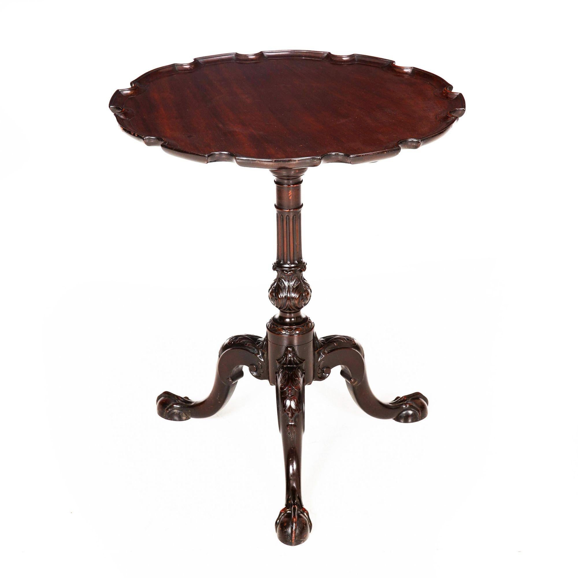 English George III Carved Mahogany Pie Crust Tilt Top Table ca. 1780 In Good Condition For Sale In Shippensburg, PA