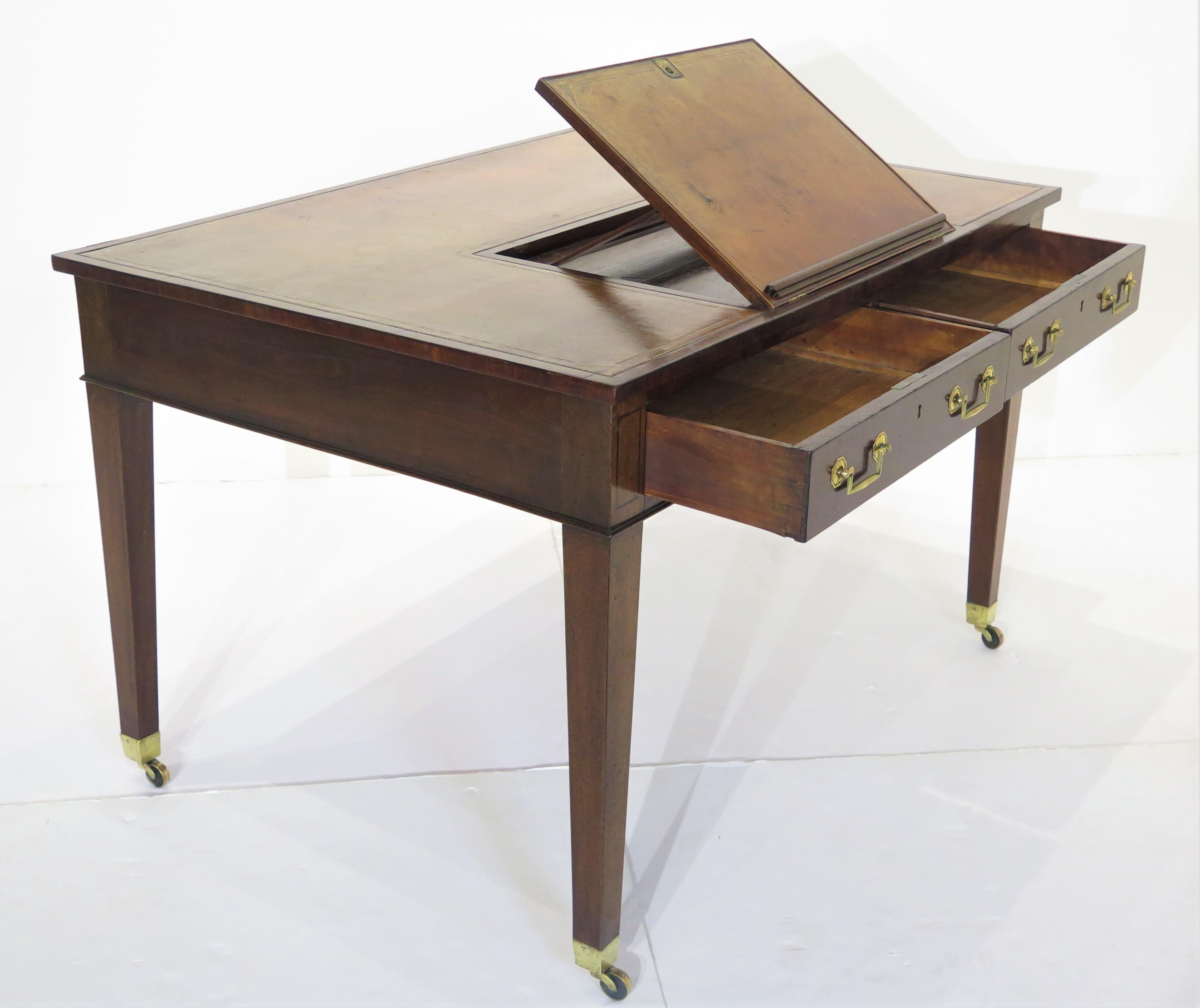 une belle table d'écriture de style Chippendale de George III pour la bibliothèque d'un gentleman avec une pente d'écriture ajustable / support de livre, acajou avec surface de travail en cuir, bordure gaufrée dorée, quelques taches et