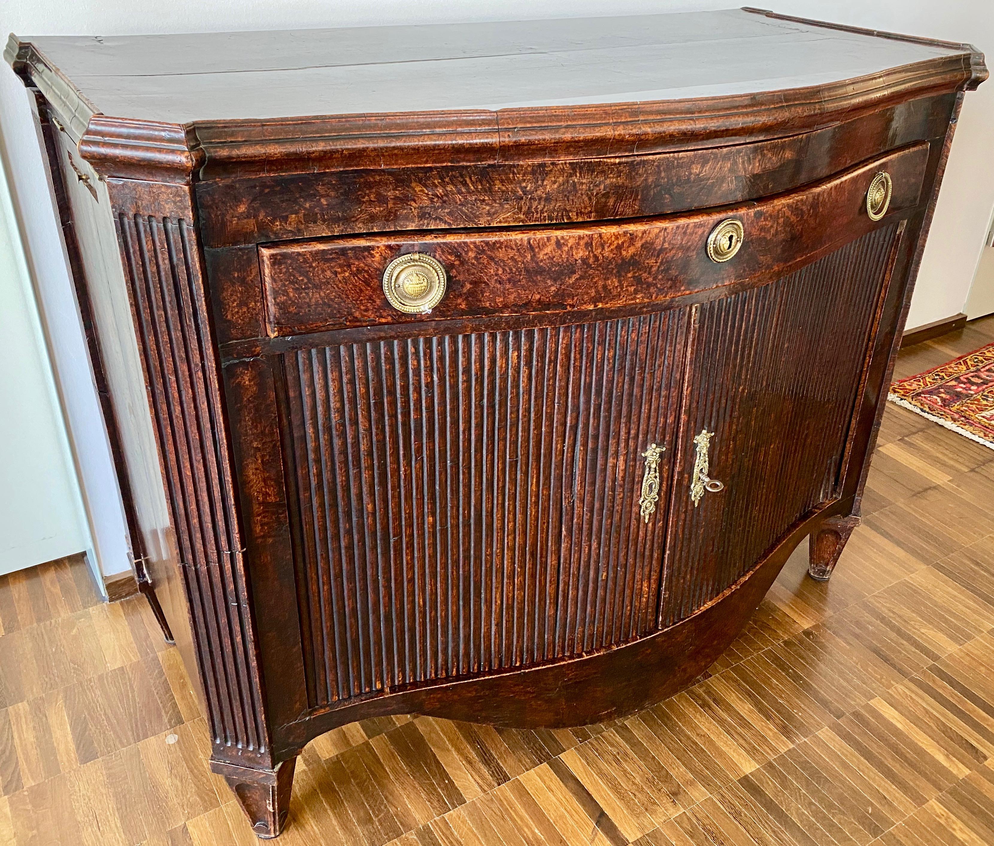 Commode/sideboard in radica di noce olandese, fine del XVIII secolo in vendita 2