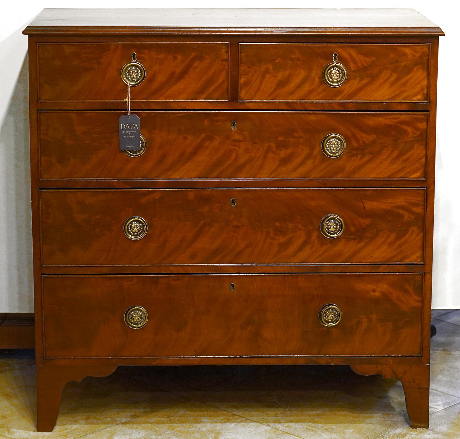 English George III Crotch Mahogany Two over Three Drawer Chest, Circa 1820 In Good Condition In Ft. Lauderdale, FL