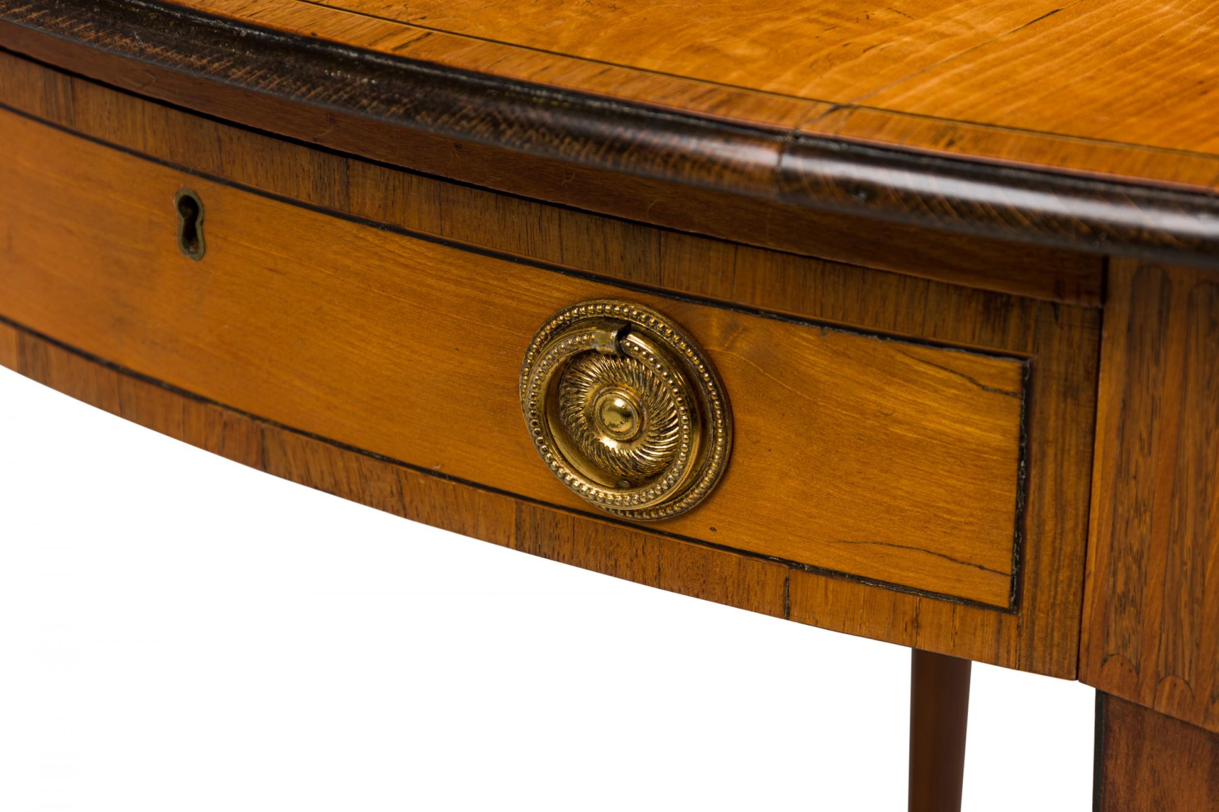 Table Pembroke ovale en marqueterie de George III à abattant en vente 3