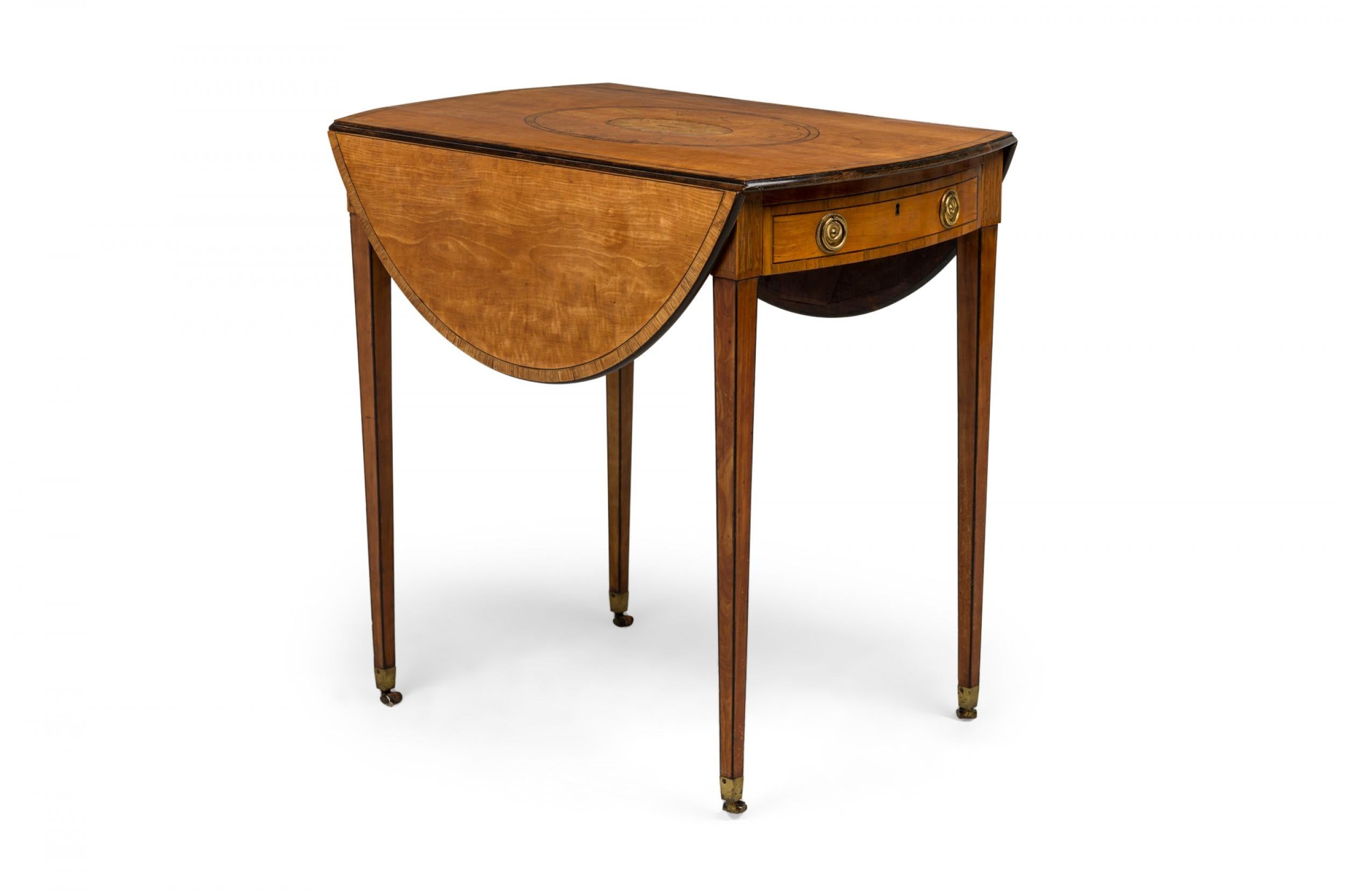 Table Pembroke en bois satiné de George III (XVIIIe siècle) à plateau rectangulaire se prolongeant en ovale avec deux feuilles tombantes articulées, présentant une marqueterie florale centrée, un bord finement biseauté et une bordure d'incrustation