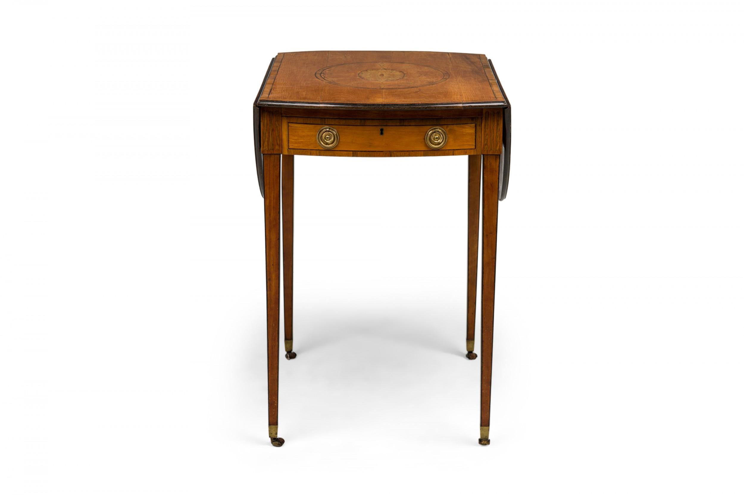 Britannique Table Pembroke ovale en marqueterie de George III à abattant en vente