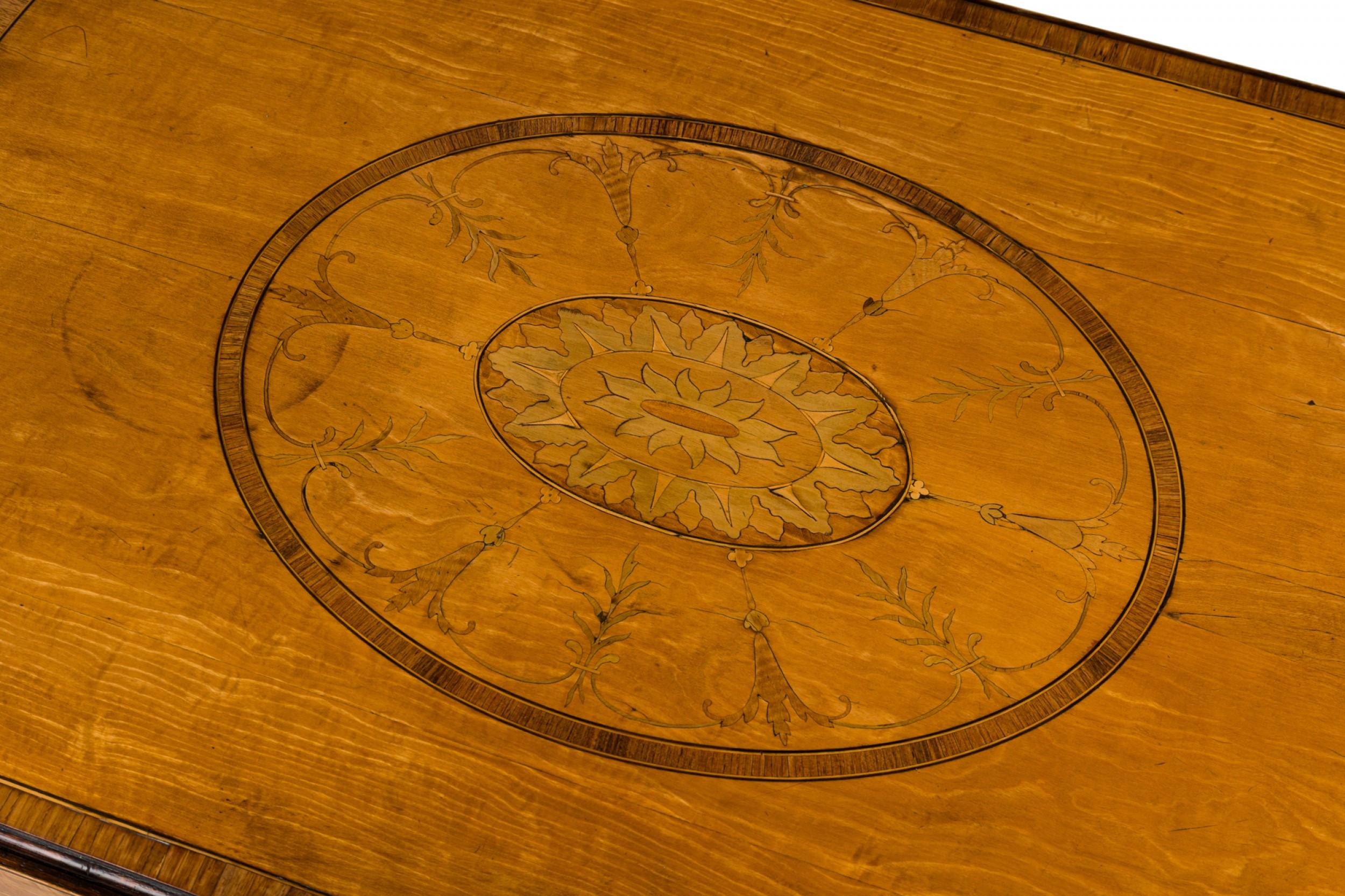 Laiton Table Pembroke ovale en marqueterie de George III à abattant en vente