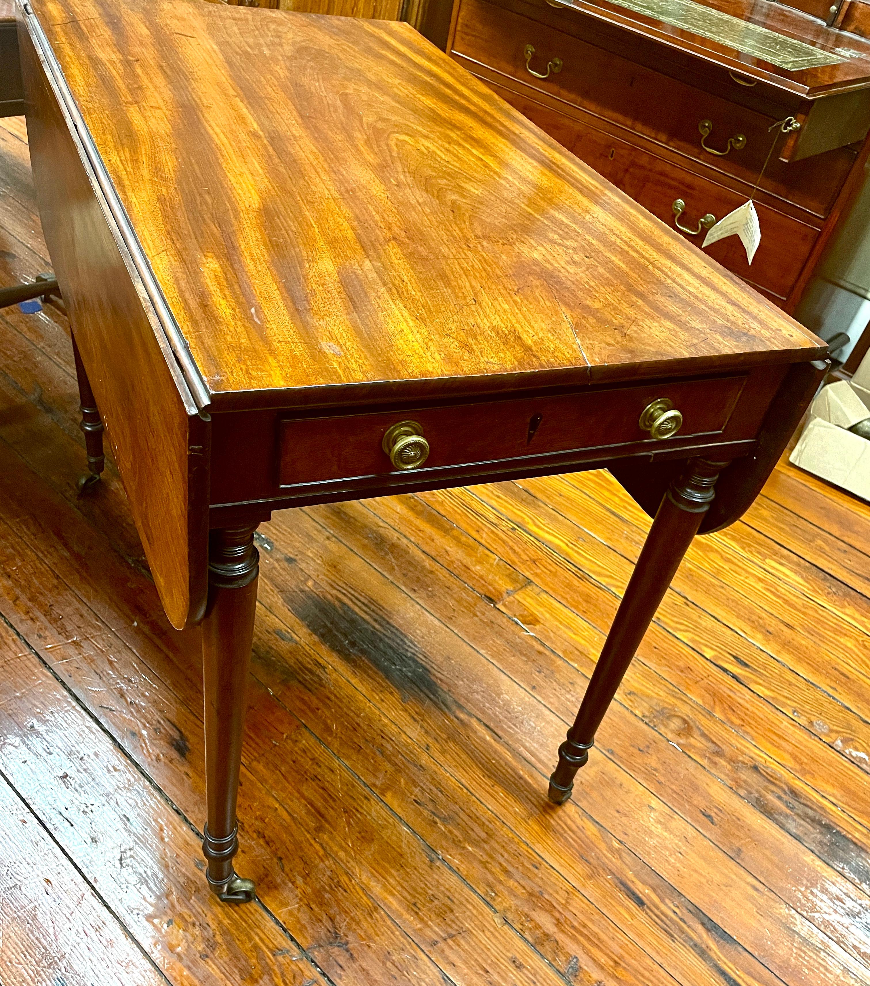 Hand-Crafted English George III Figured Mahogany Sheraton Style Drop-Leaf Pembroke Table For Sale