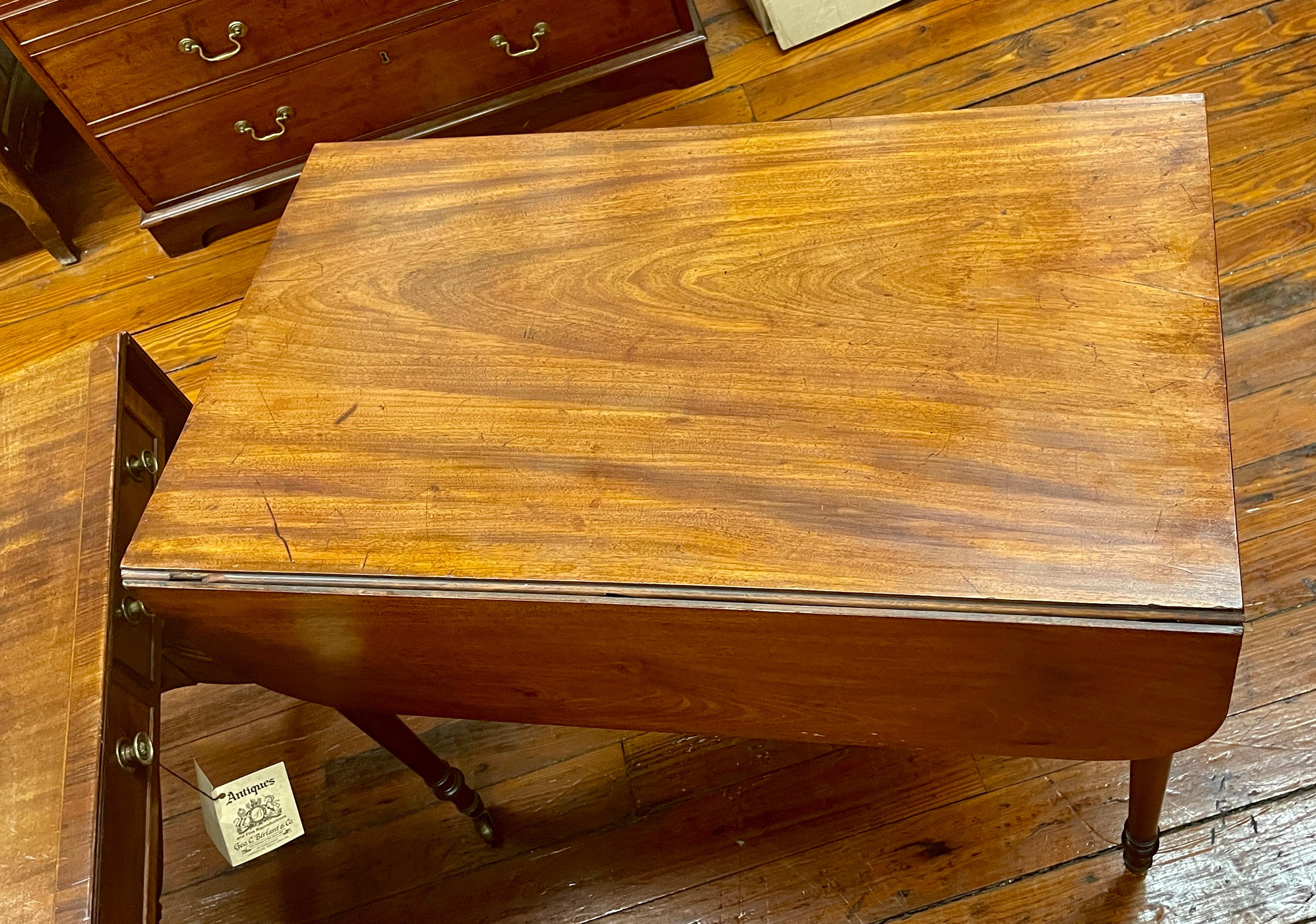 English George III Figured Mahogany Sheraton Style Drop-Leaf Pembroke Table In Good Condition For Sale In Charleston, SC