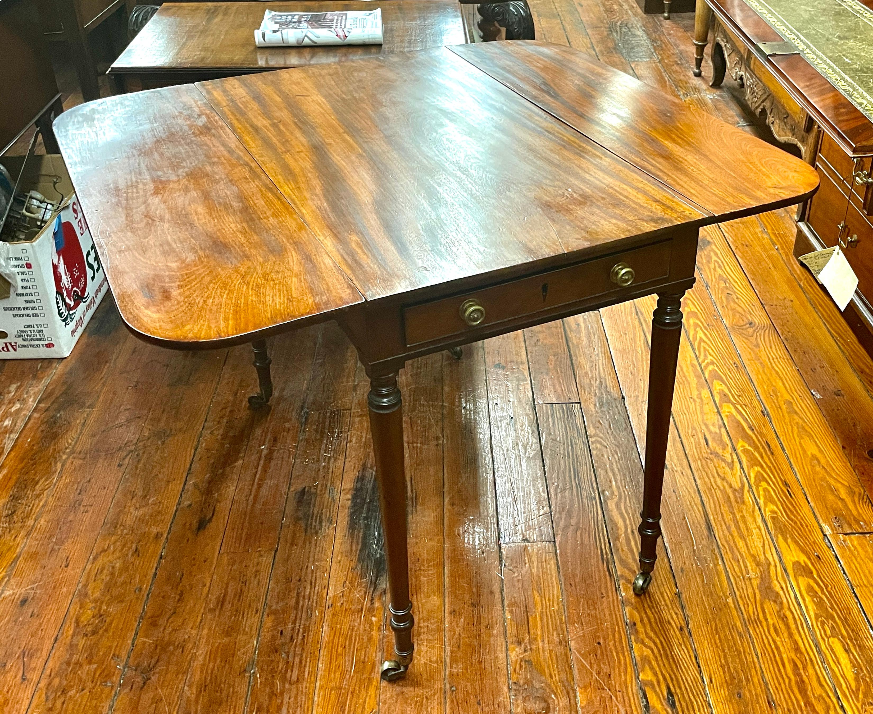 Early 19th Century English George III Figured Mahogany Sheraton Style Drop-Leaf Pembroke Table For Sale