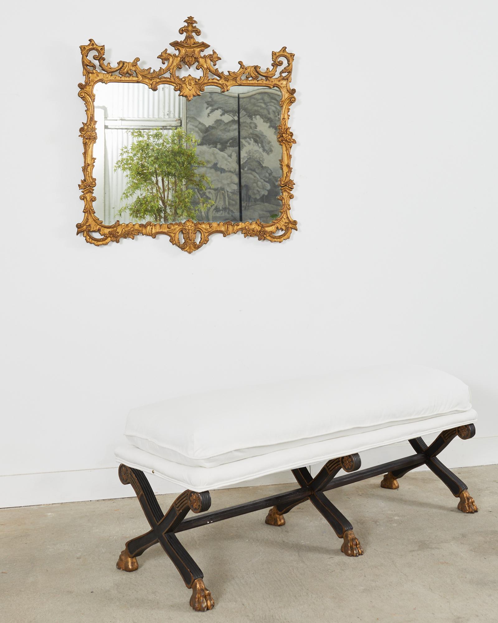 Opulent miroir anglais George III du XIXe siècle en bois sculpté et doré, avec un subtil plateau et un épi de faîtage de style Chippendale chinois. Le cadre carré est décoré de rinceaux en Rocaille A.I.C. et d'acanthes avec des fleurs. Le bois doré