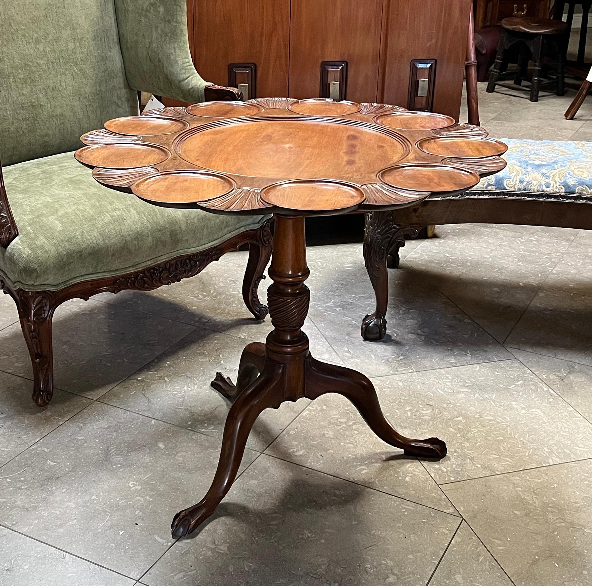 English George III Hand Carved Walnut Tripod Tilt-Top Supper/Tea Table For Sale 4
