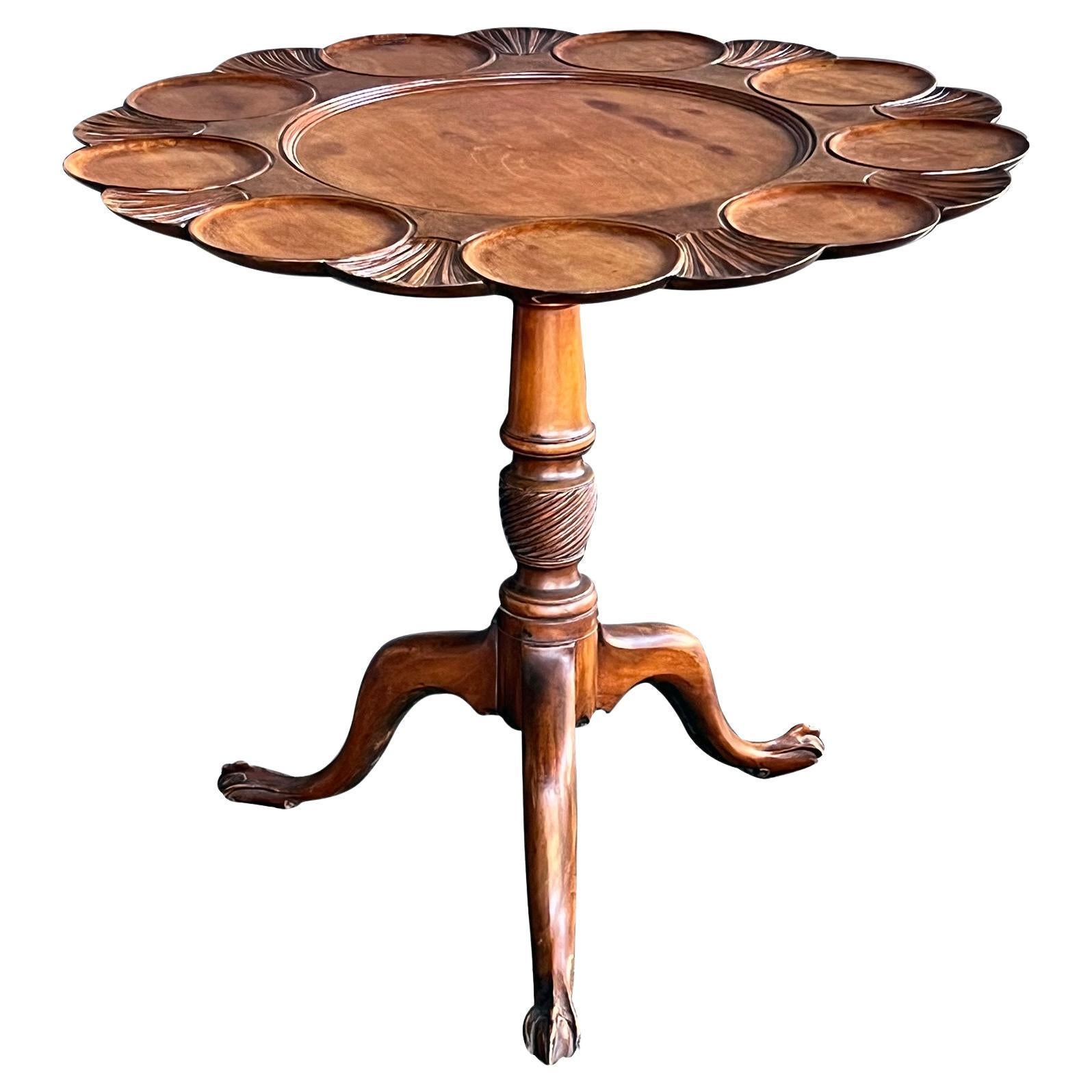 Englischer George III. Handgeschnitzter Nussbaum-Dreibein-Tisch mit kippbarer Platte