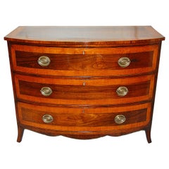 Commode anglaise George III Hepplewhite à façade en arc avec large bandeau croisé en bois de satin