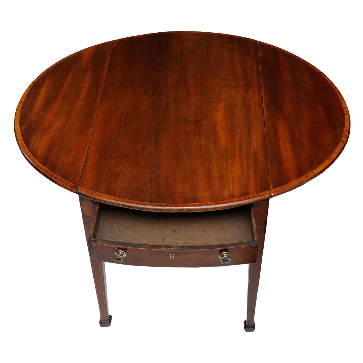 Polished English George III Hepplewhite Period Mahogany Oval Pembroke Table, circa 1790 For Sale