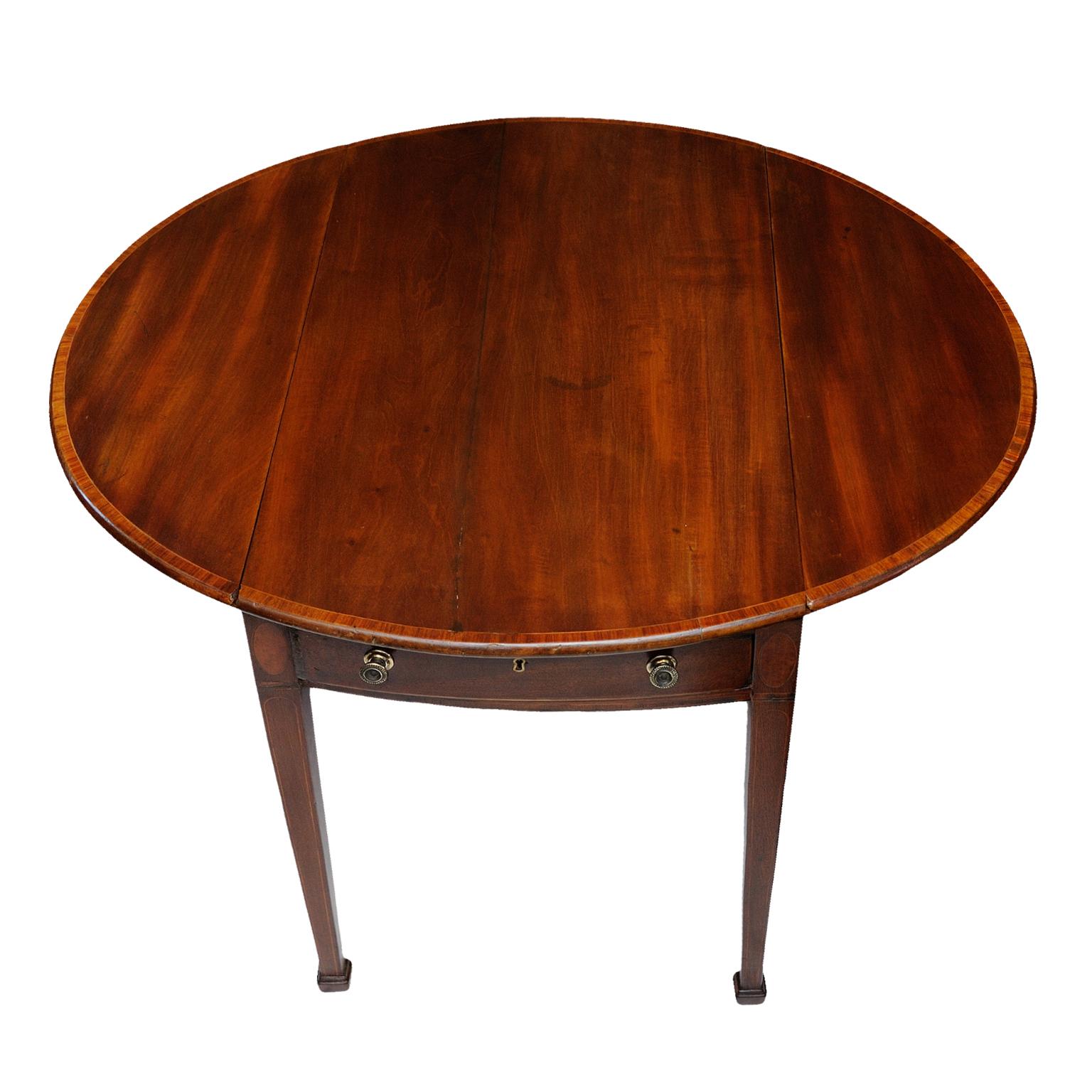 English George III Hepplewhite Period Mahogany Oval Pembroke Table, circa 1790 In Good Condition For Sale In Tetbury, Gloucestershire
