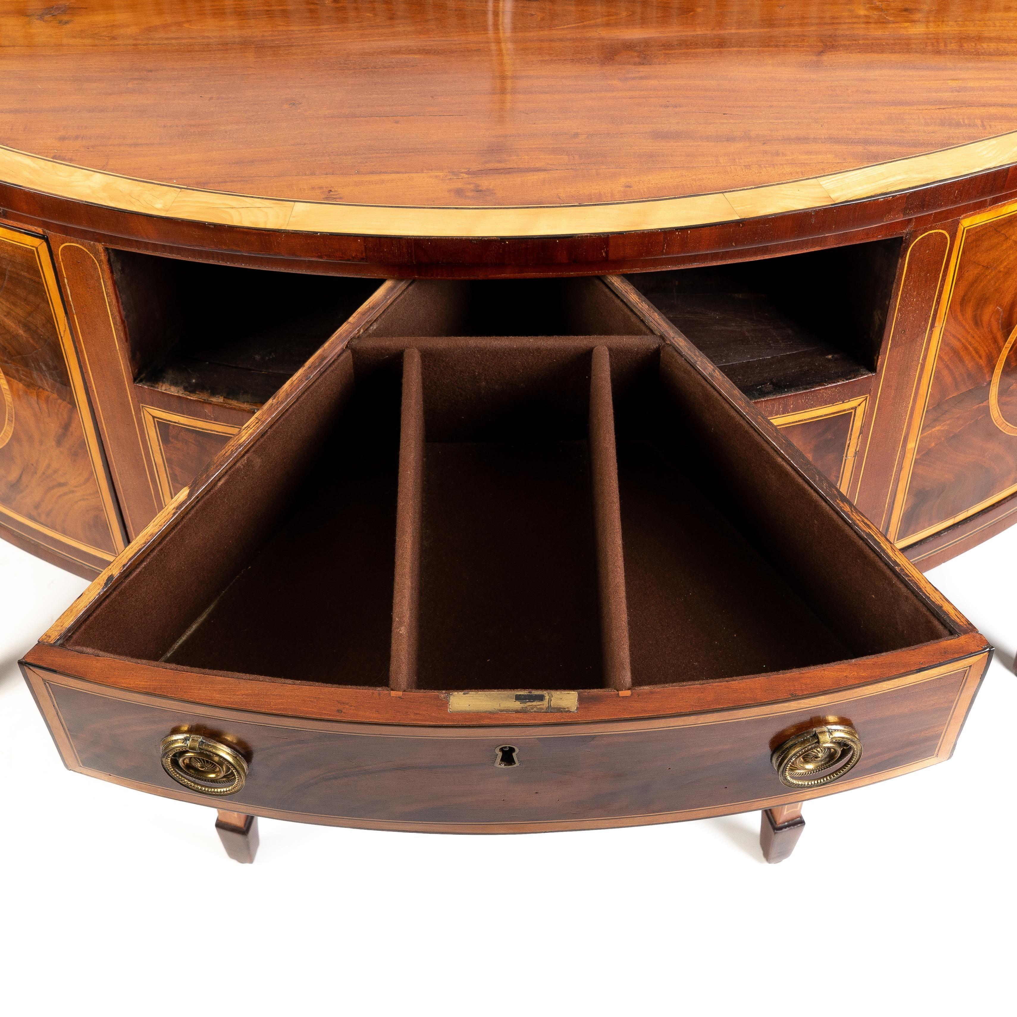 Credenza Demi Lune intarsiata di Giorgio III, 1780 in vendita 1