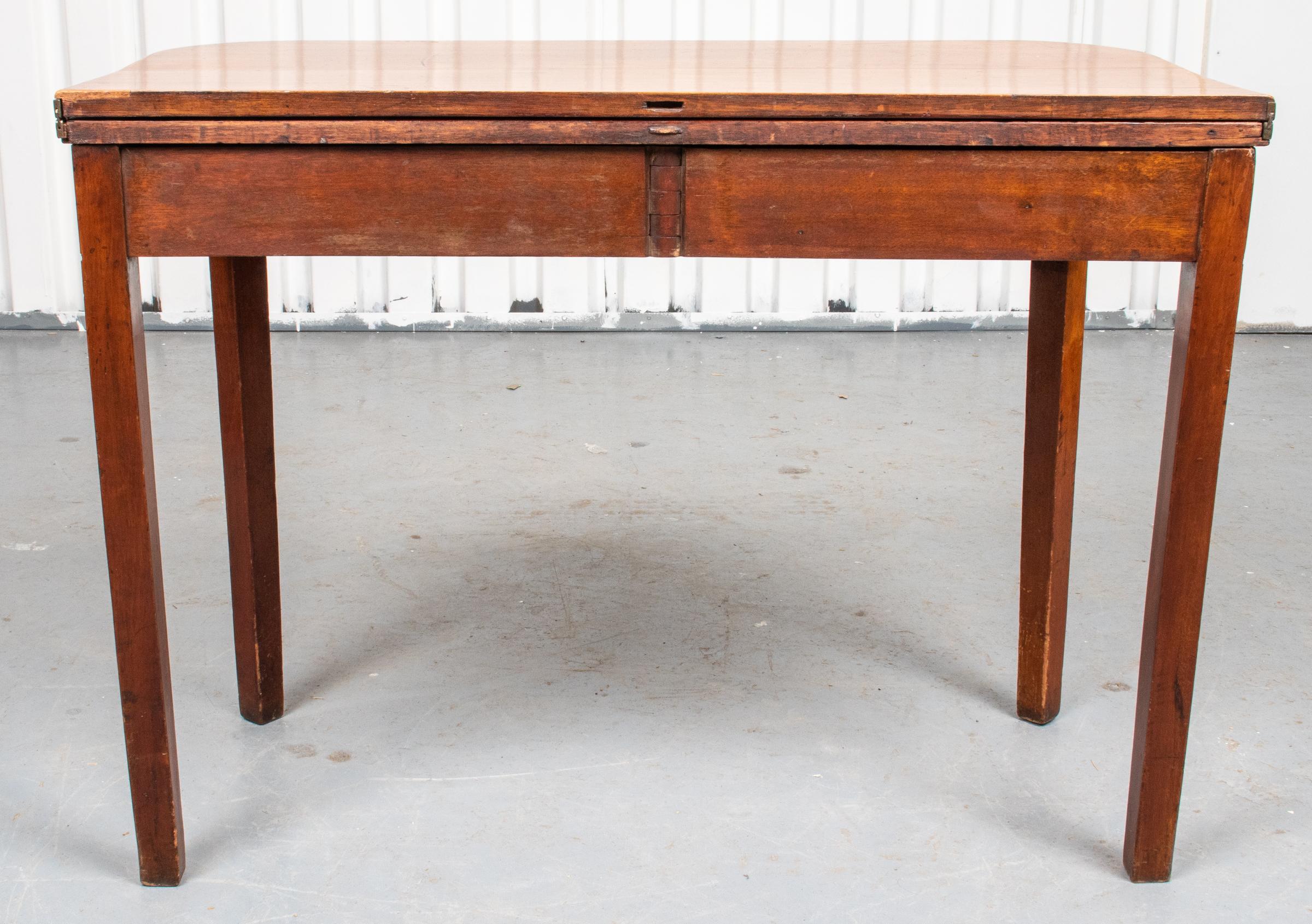 Table à jeux anglaise en acajou incrusté George III Bon état - En vente à New York, NY