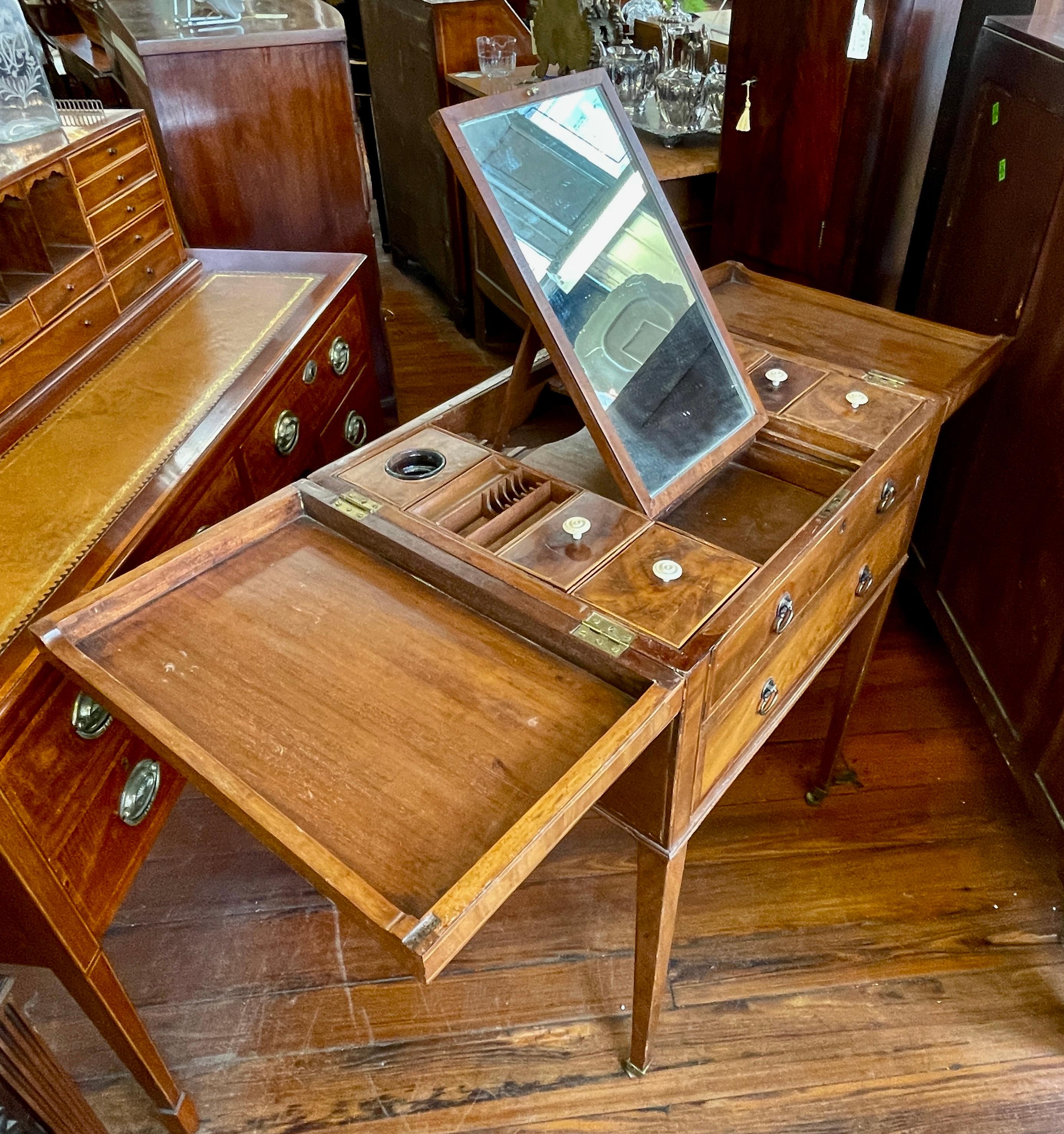 English George III Inlaid Mahogany Gentleman's Dressing Table or Beau Brummel In Good Condition For Sale In Charleston, SC