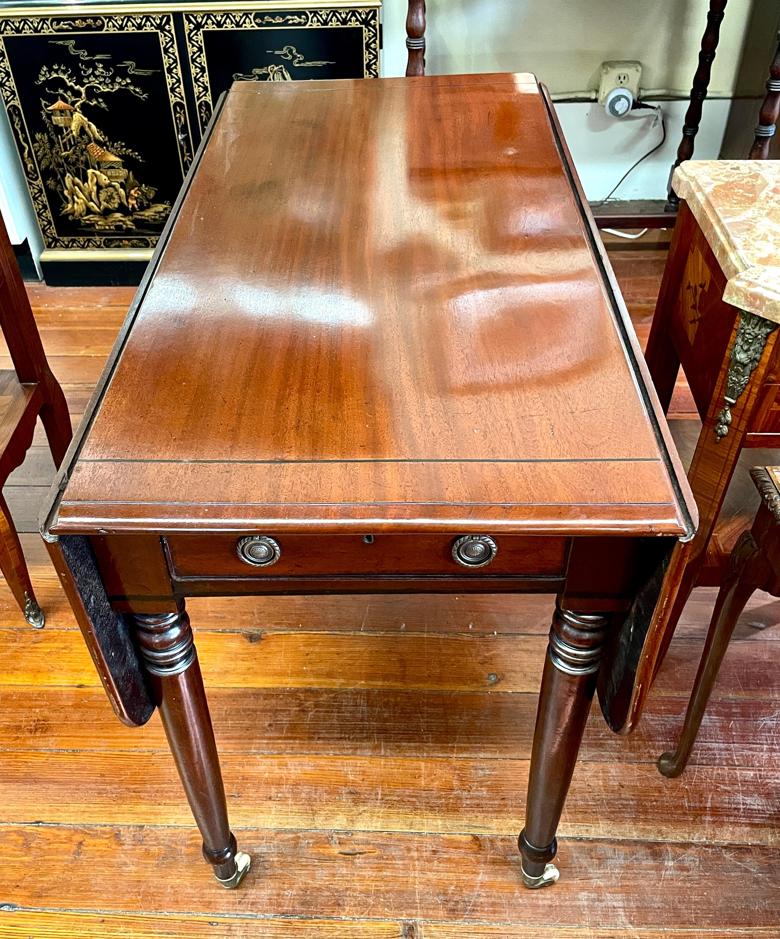 Englischer Mahagoni-Pembroke-Tisch mit Intarsien im Sheraton-Stil aus der George-III-Linie (Handgeschnitzt) im Angebot
