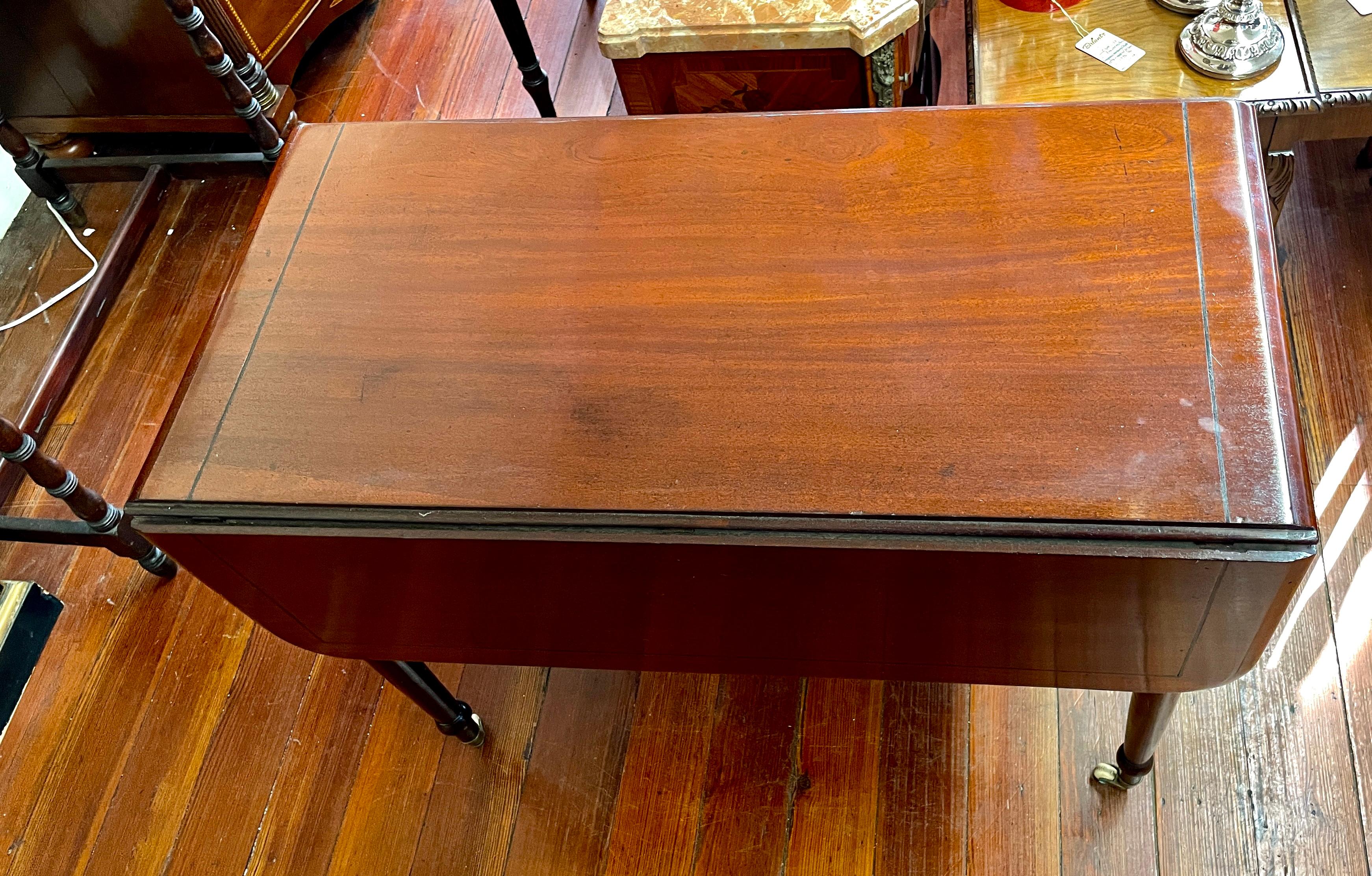 Englischer Mahagoni-Pembroke-Tisch mit Intarsien im Sheraton-Stil aus der George-III-Linie im Zustand „Gut“ im Angebot in Charleston, SC