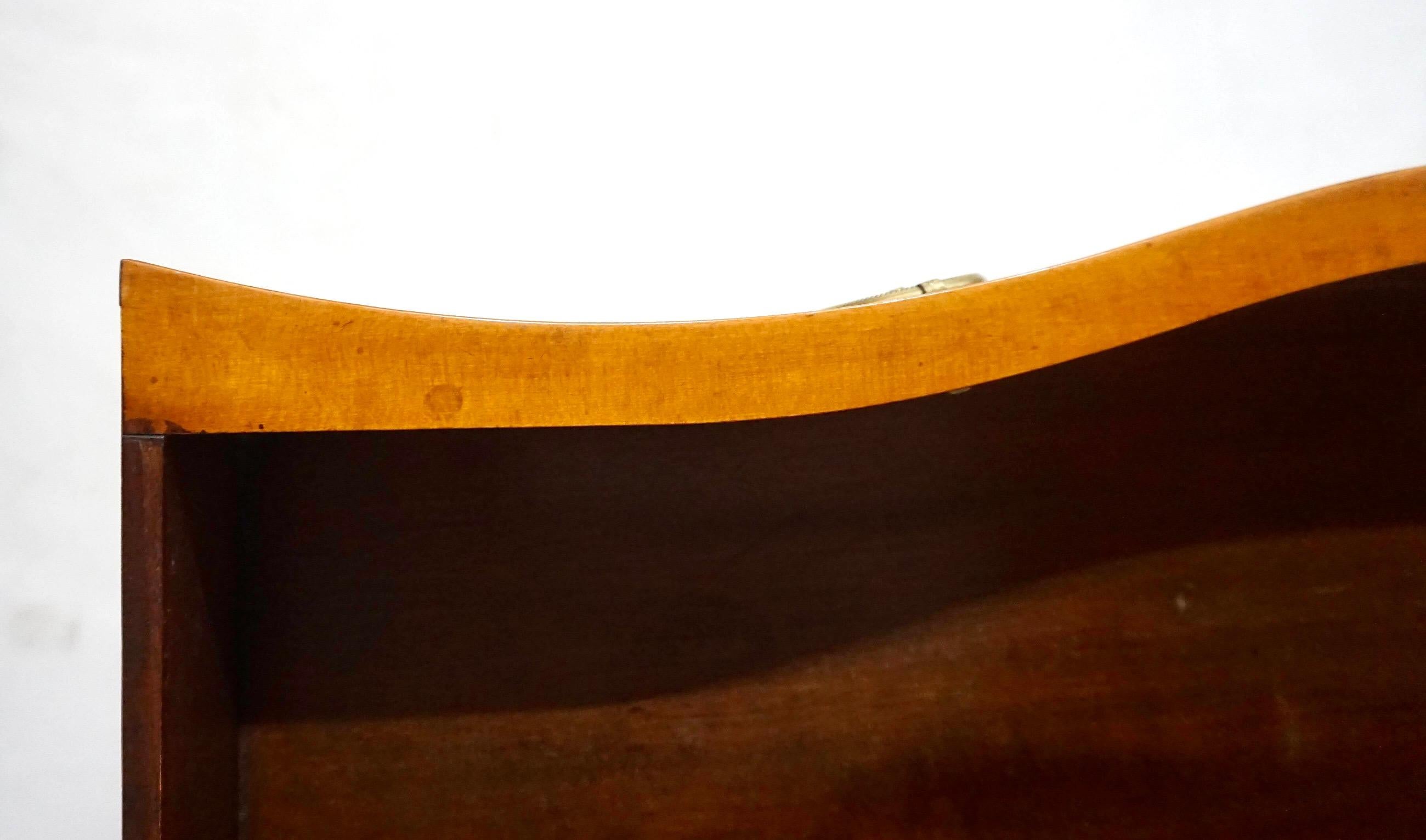 Cómoda Serpentina de Caoba, Kingwood y Satinwood de Jorge III, hacia 1785 en venta 3