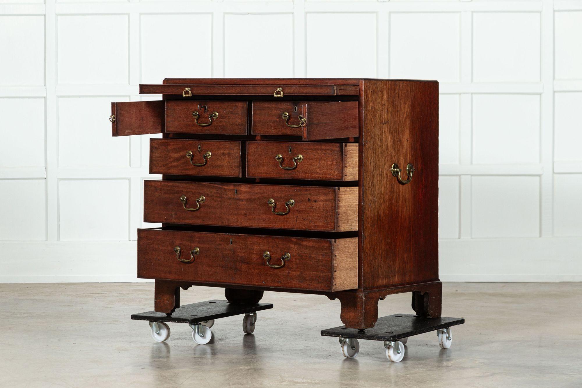 circa 1830
Cassapanca inglese di Giorgio II-Mahogany
sku 1888
W92 x D53 x H91 cm
Peso 67 kg