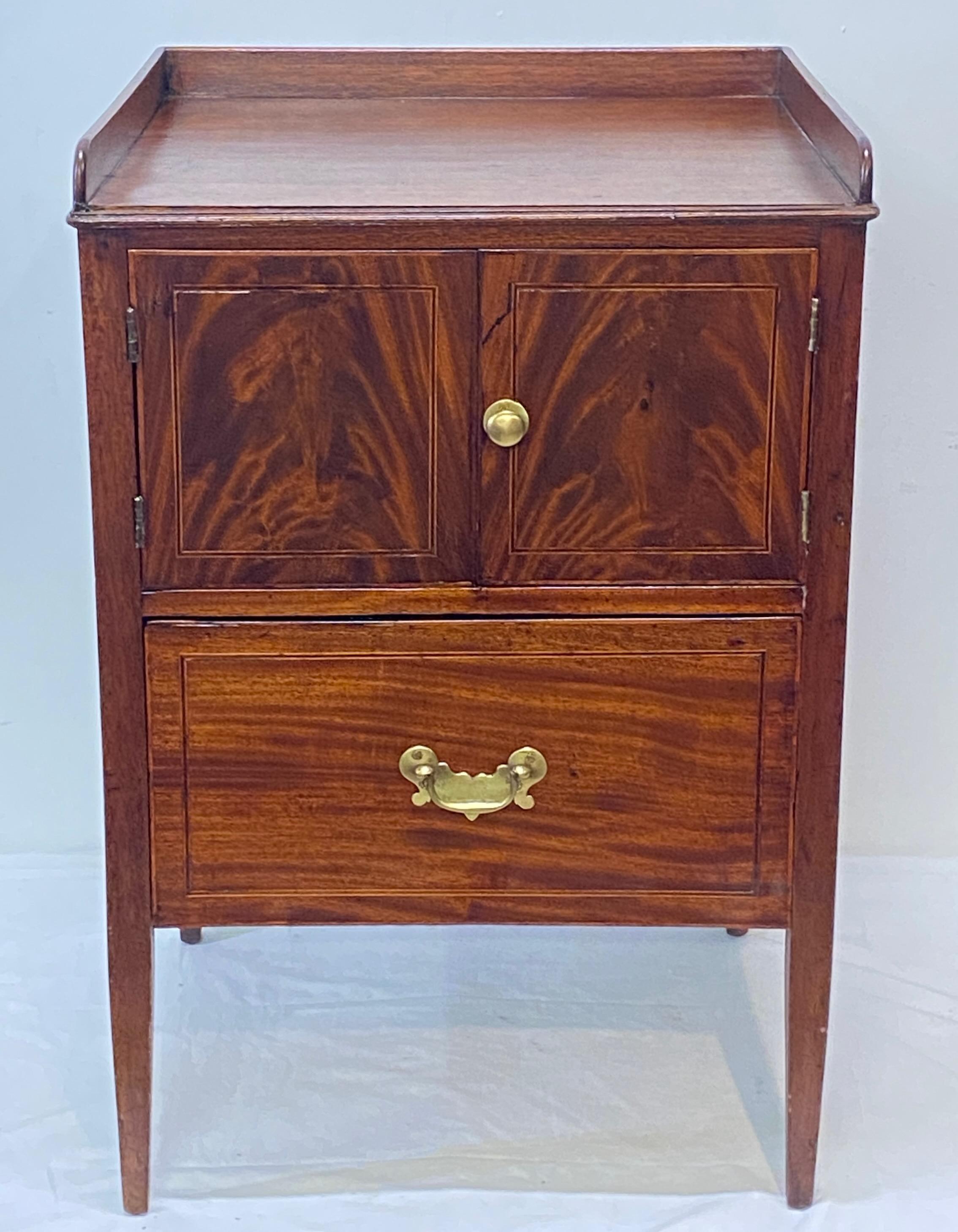 Traditional mahogany commode / bedside cabinet with original brass hardware.
Very good mostly original condition (the surface was refinished in the 20th century).
England, George III period.


