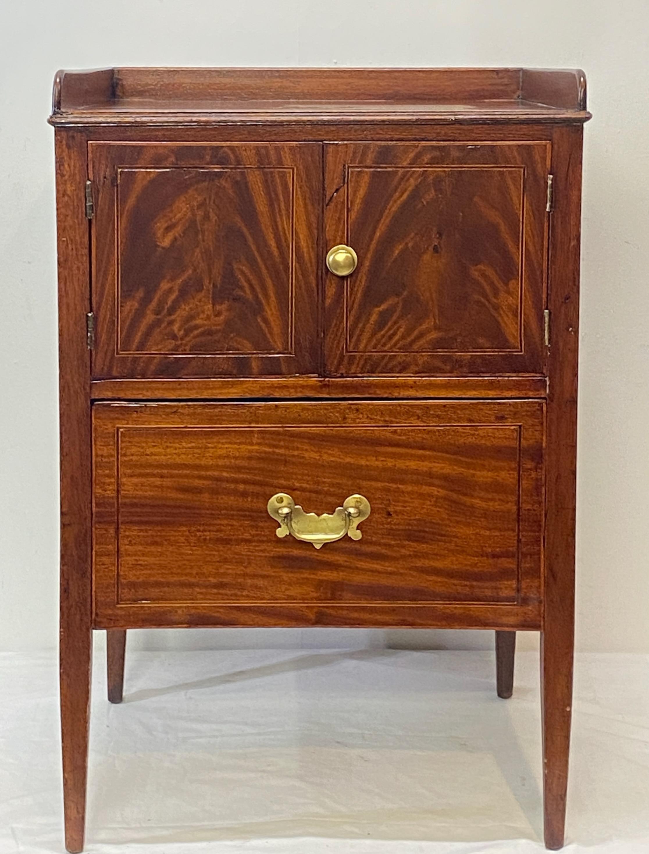 English George III Mahogany Bedside Cabinet Table, C. 1820 In Good Condition For Sale In San Francisco, CA