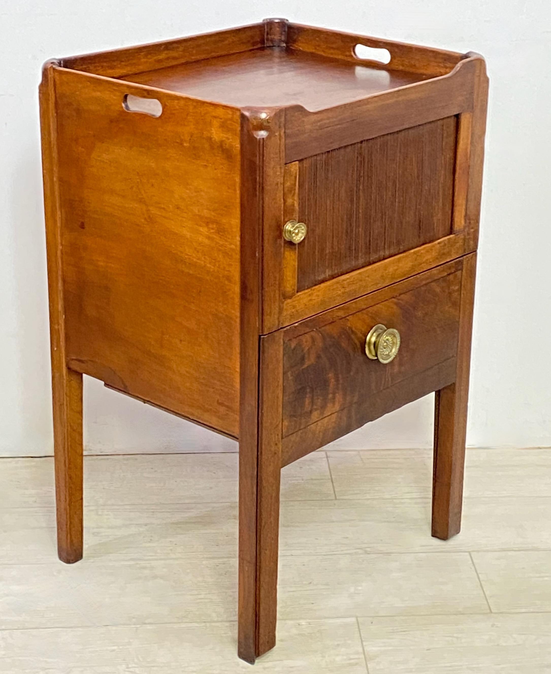 English George III Mahogany Bedside Cabinet Table, circa 1810 In Good Condition For Sale In San Francisco, CA