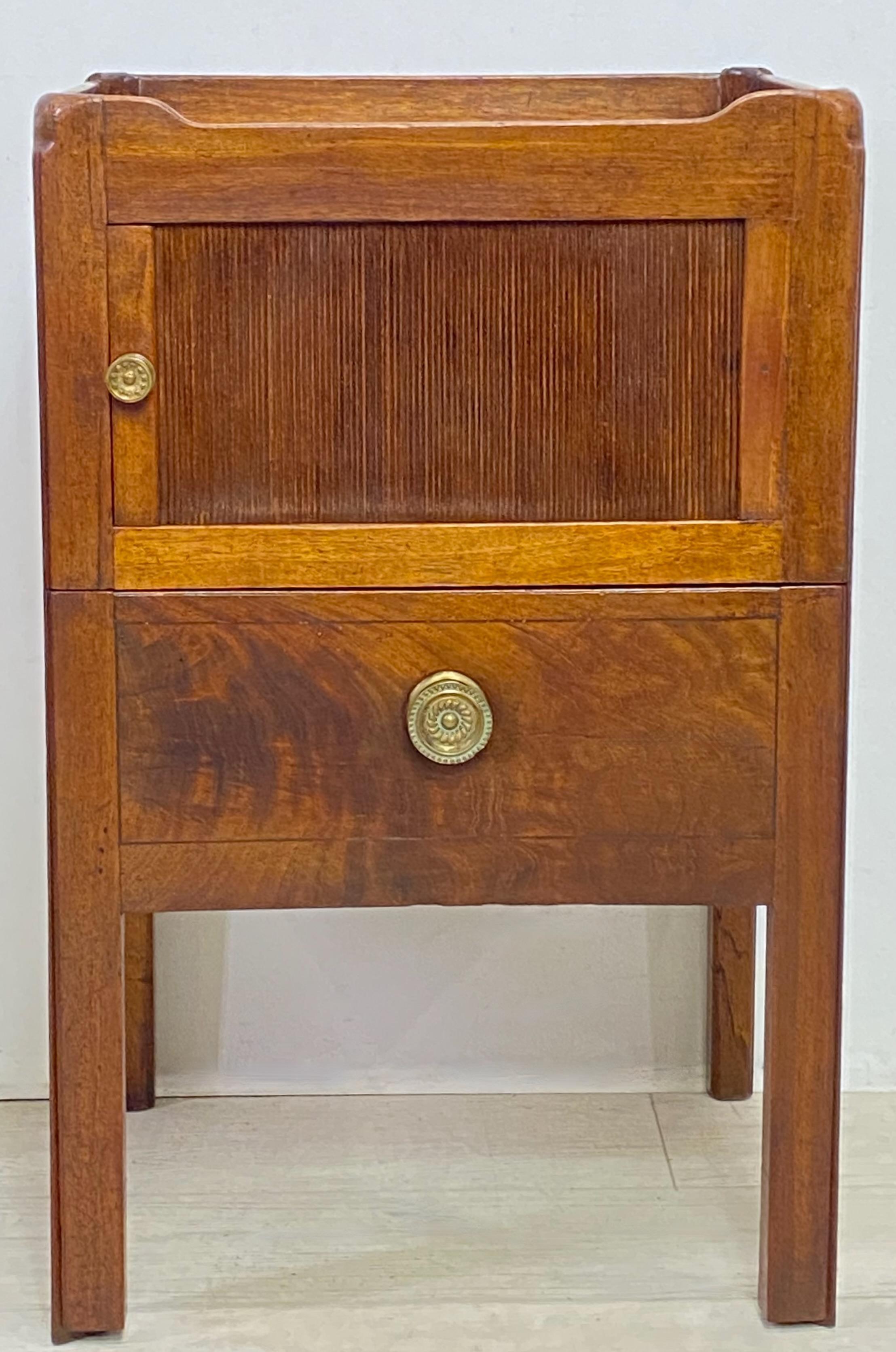 XIXe siècle Table de chevet en acajou de George III, vers 1810 en vente