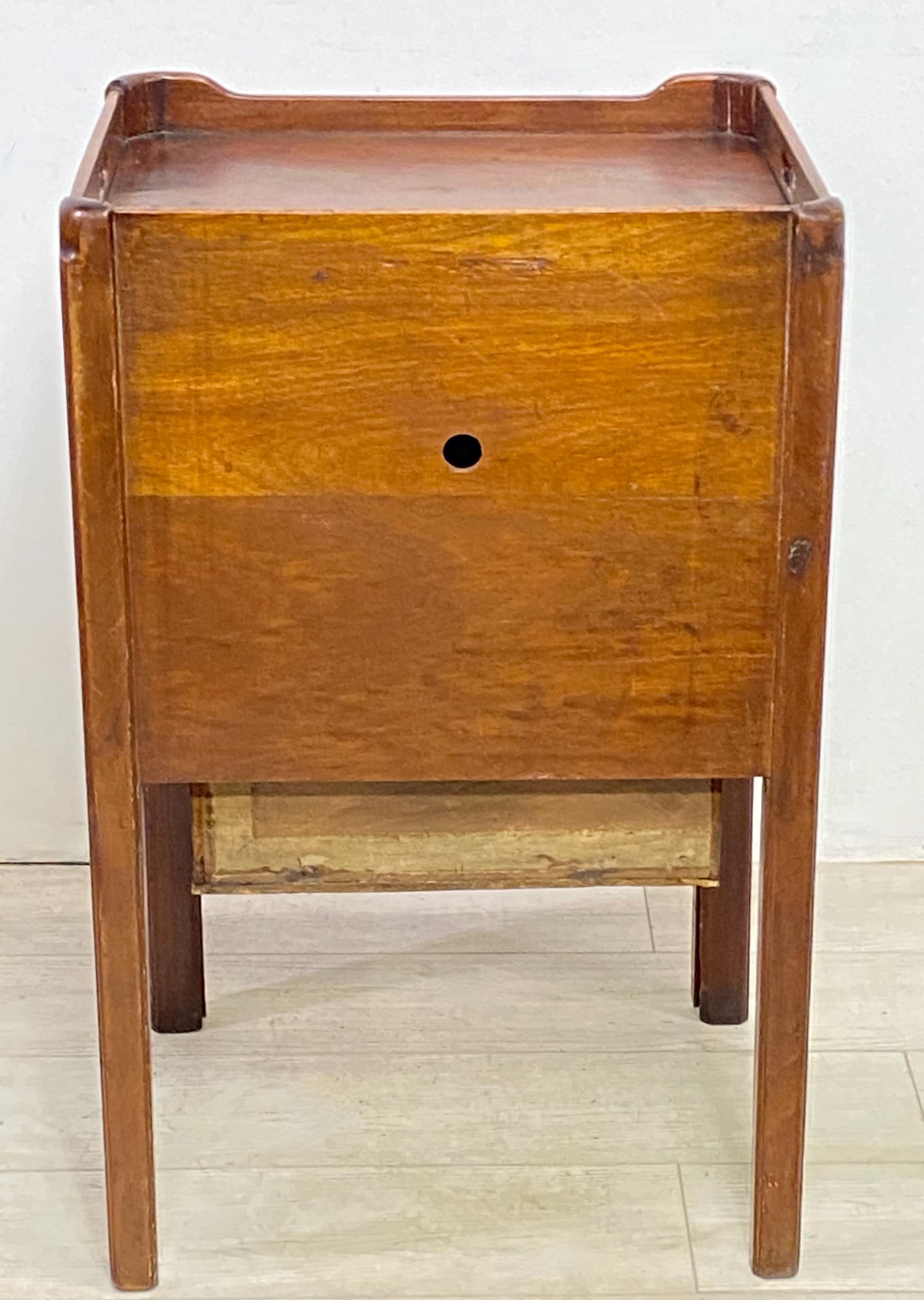 English George III Mahogany Bedside Cabinet Table, circa 1810 For Sale 3