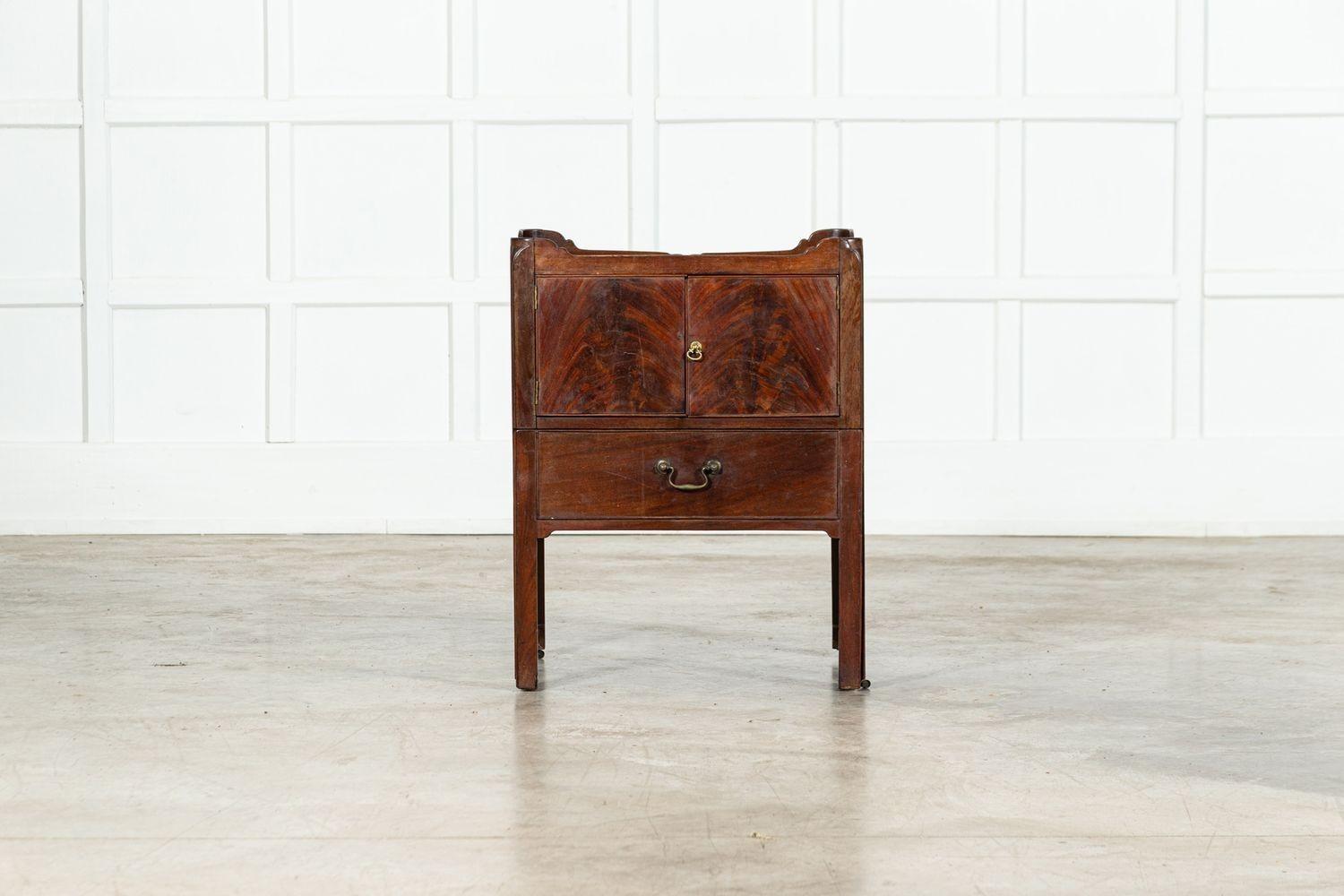 English George III Mahogany Bedside Chest In Good Condition For Sale In Staffordshire, GB