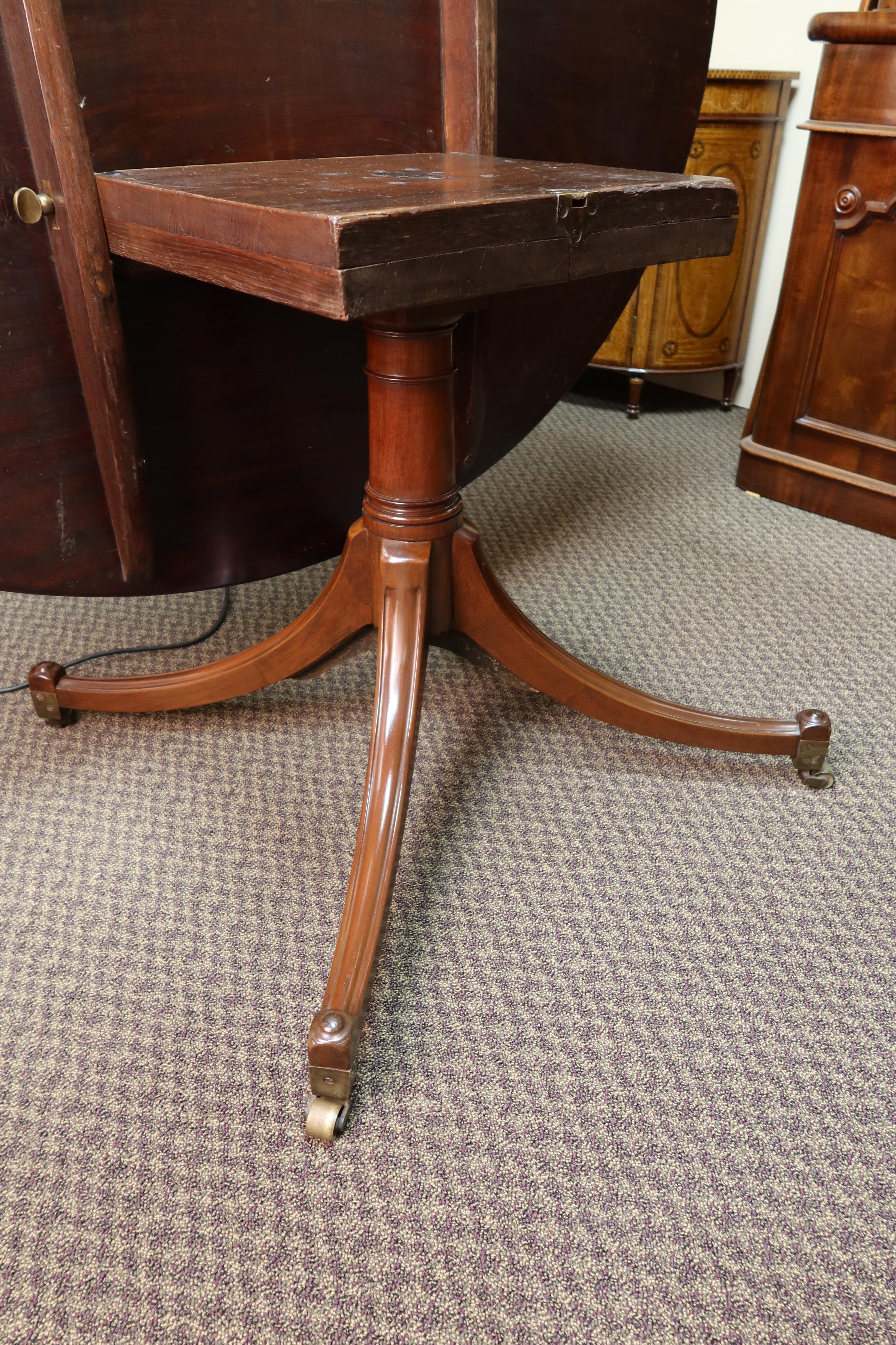 English George III Mahogany Breakfast Table Made by Gillows of Lancaster For Sale 5