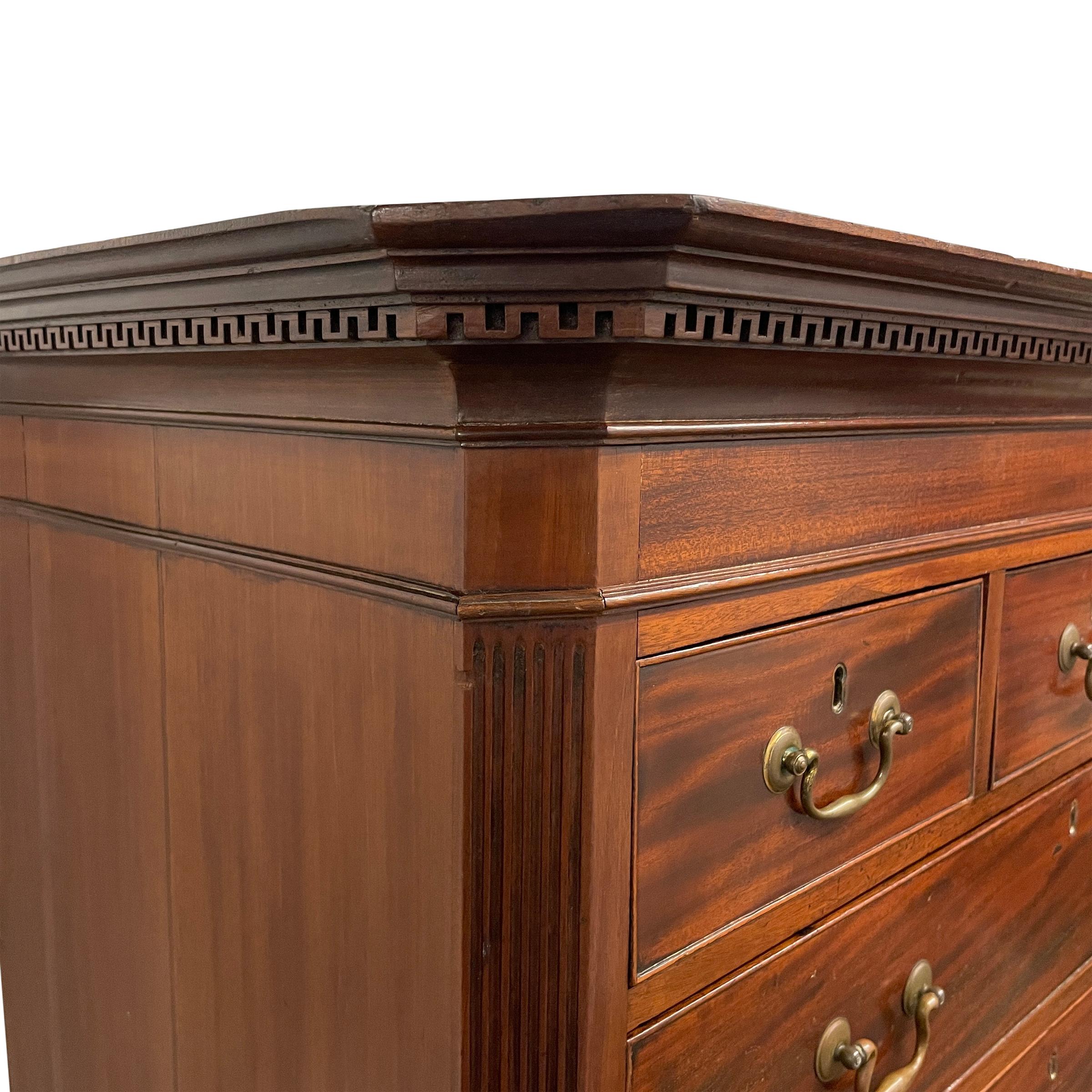 Acajou Commode en acajou de style anglais George III en vente