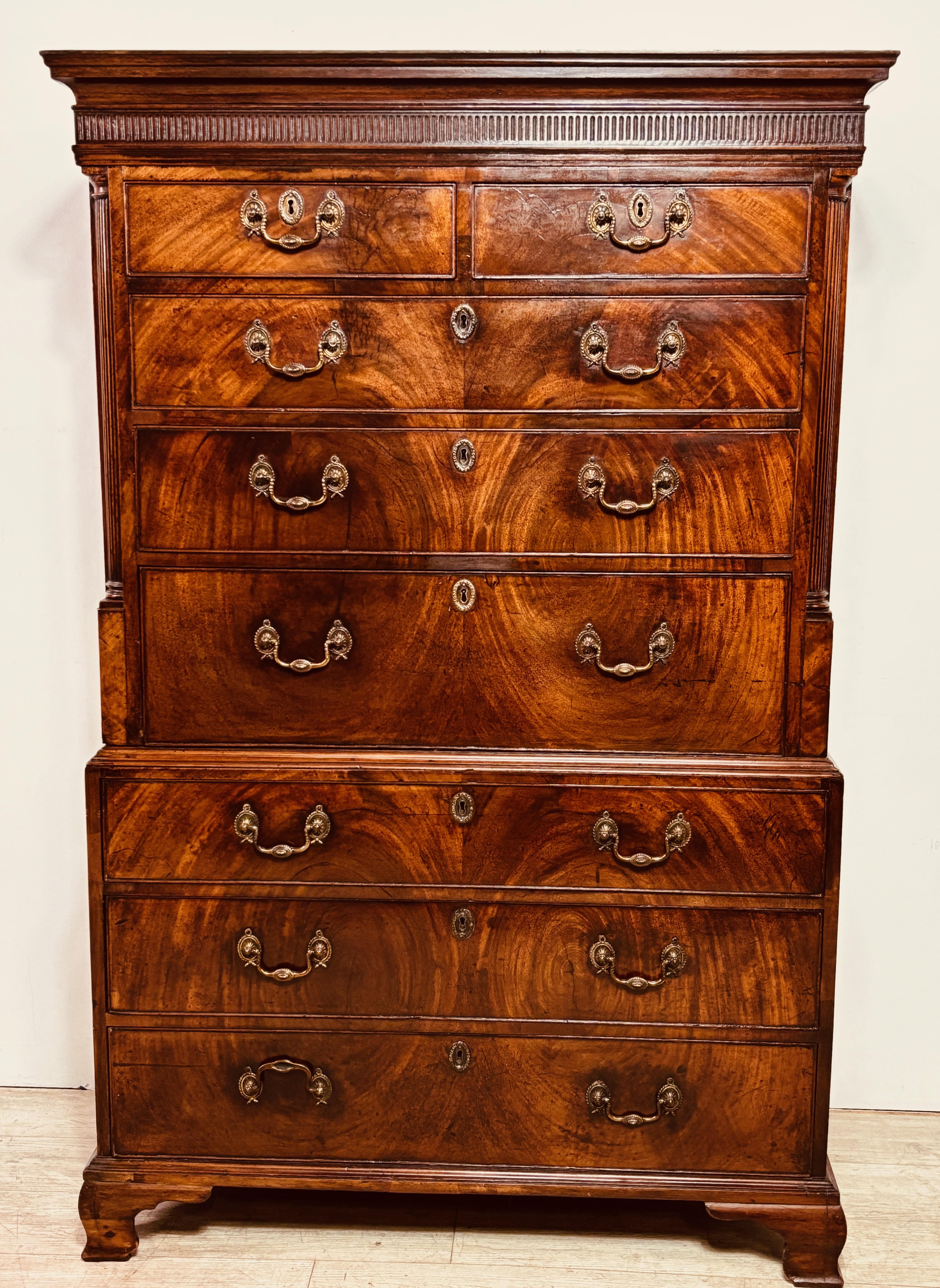 Un'eccezionale e insolita cassettiera in mogano di epoca George III, con cassetto frontale e piano di scrittura.
Mogano massiccio con impiallacciature di mogano sul fronte in quercia, tutto il legno secondario in quercia. Dettagli di modanatura