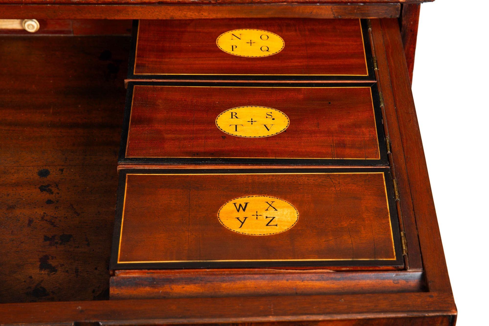 Bureau d'écriture anglais George III à piédestal en acajou et cuir vers 1800 en vente 6