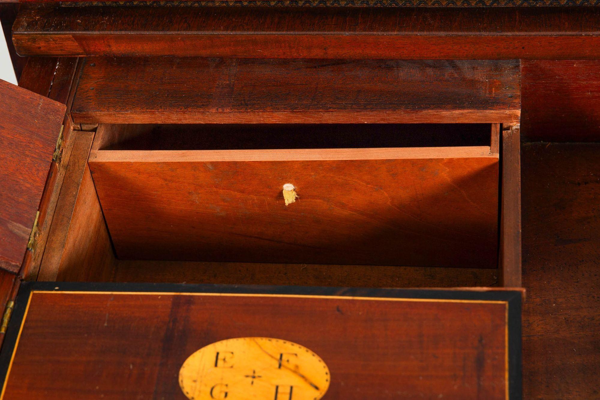 Englischer George III.-Schreibtisch aus Mahagoni und Leder mit Sockel aus der George-III-Periode ca. 1800 im Angebot 10