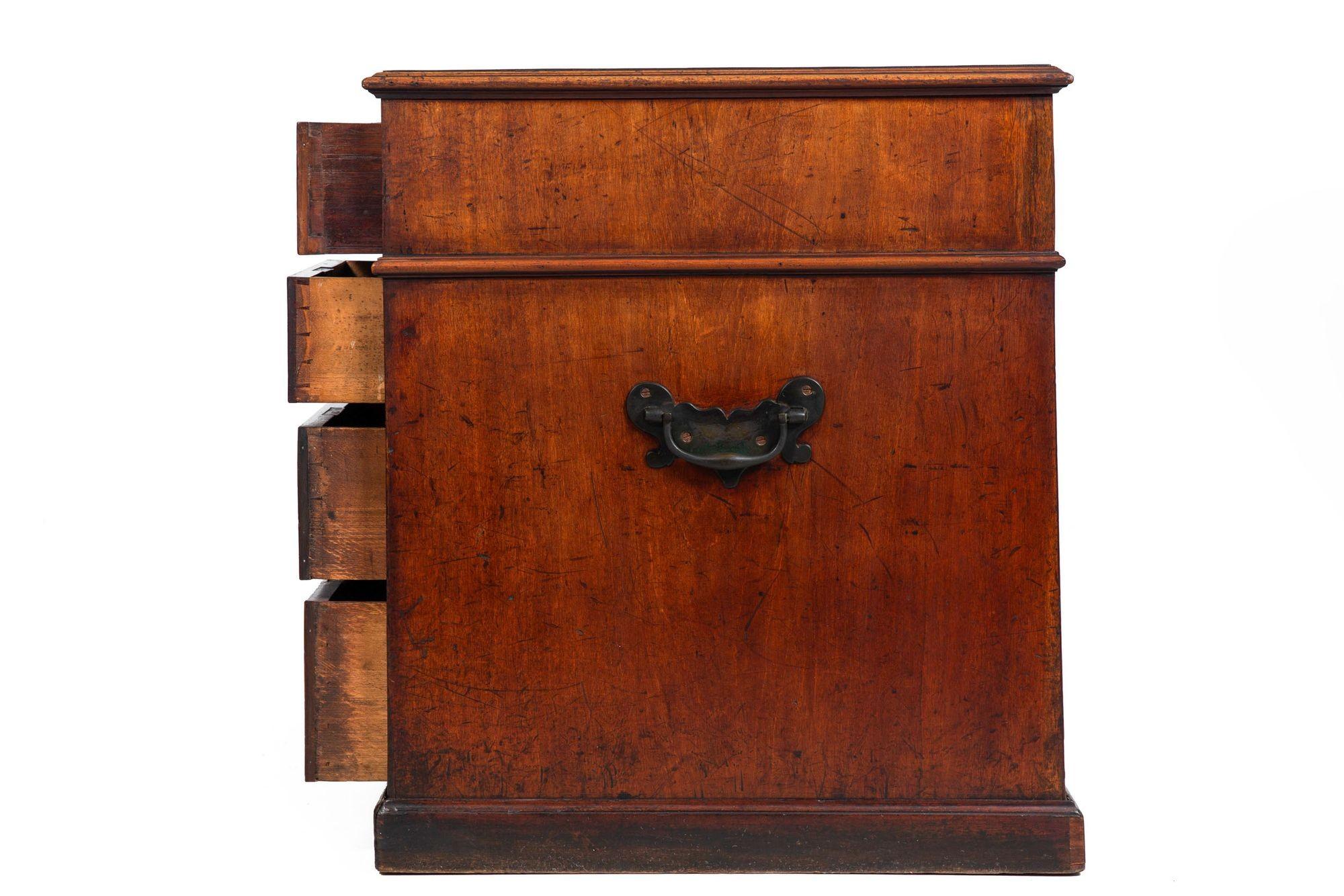 Laiton Bureau d'écriture anglais George III à piédestal en acajou et cuir vers 1800 en vente