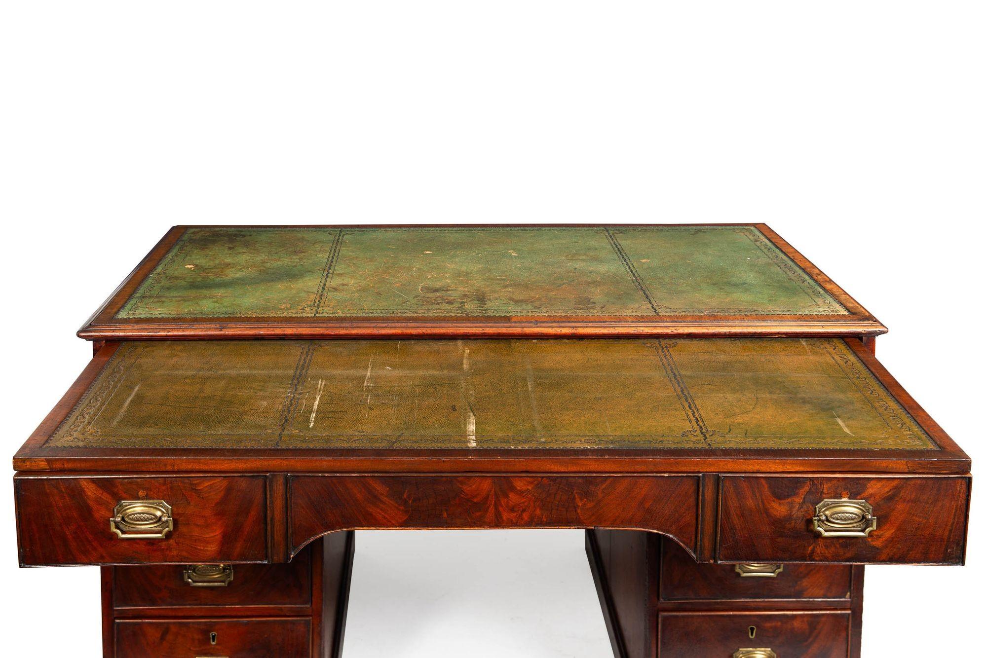 Englischer George III.-Schreibtisch aus Mahagoni und Leder mit Sockel aus der George-III-Periode ca. 1800 im Angebot 3