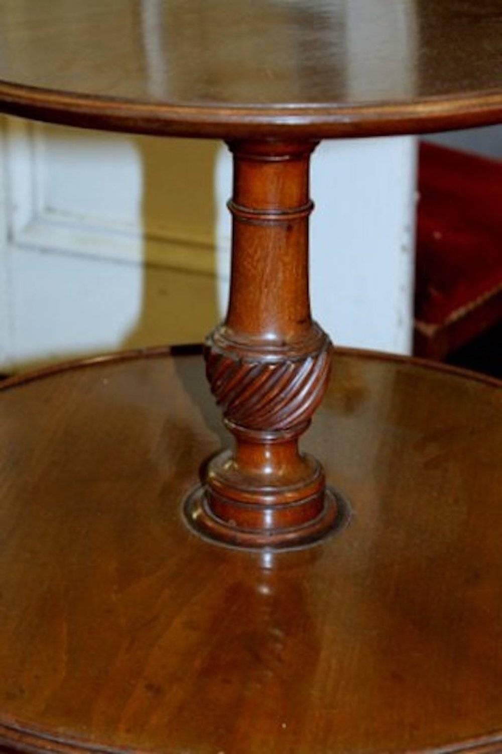 Très ancien serveur muet circulaire tournant à deux niveaux en acajou de style Queen Anne de George III anglais

Veuillez noter les pieds pad géorgiens d'origine avec orteils 